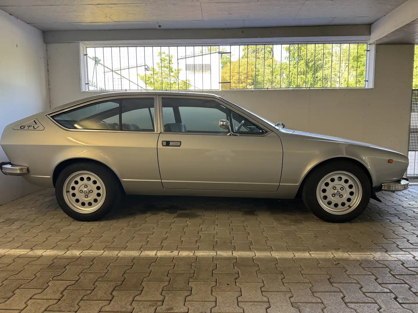 Alfa Romeo Alfetta GTV - 1