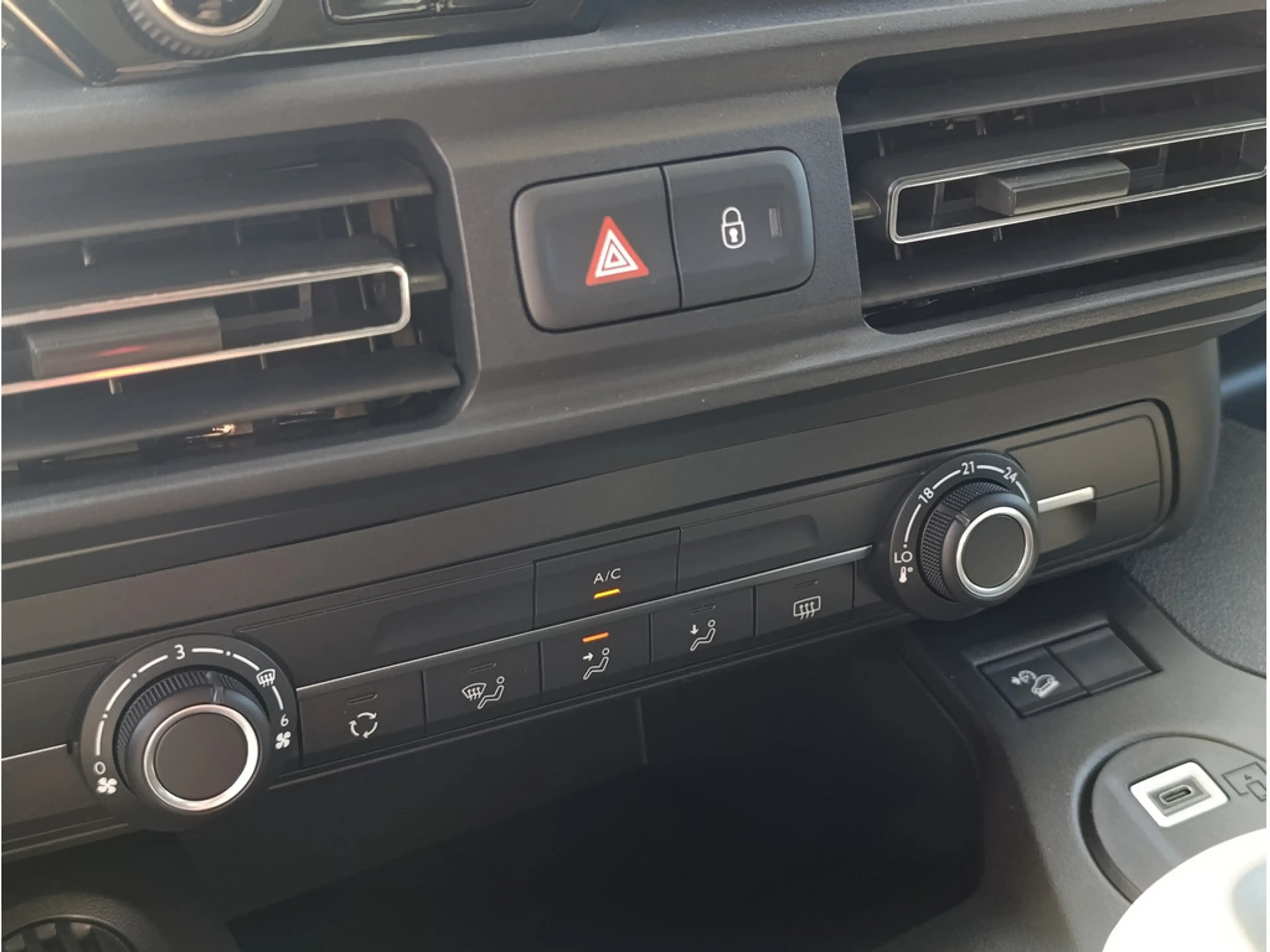 Fiat Qubo L 7-Sitzer Icon 1.5 Diesel 74 kW MT — photo 13