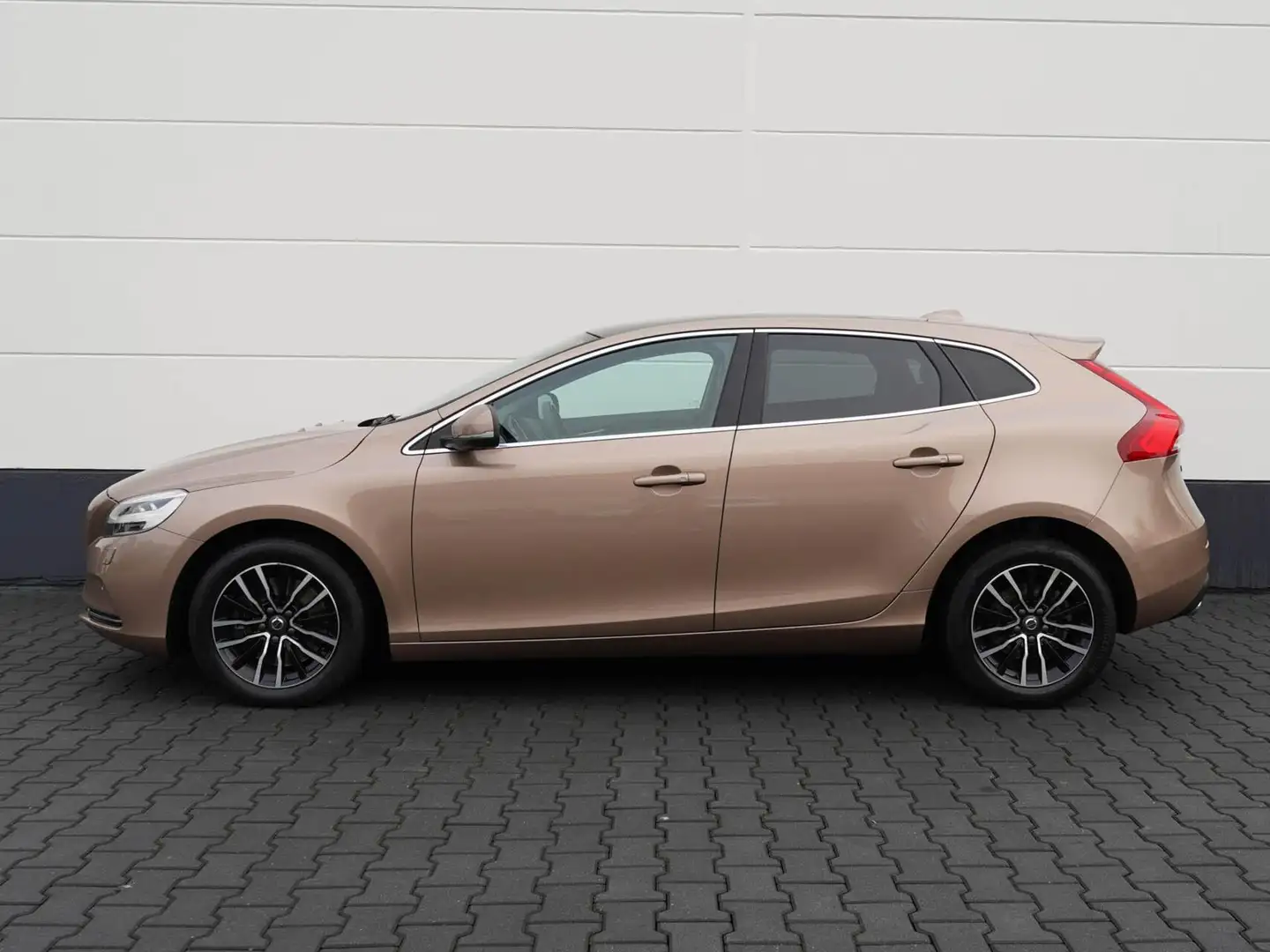 Volvo V40 2.0 D4 190pk Summum | Zwart leder | Panoramadak | Brown - 2