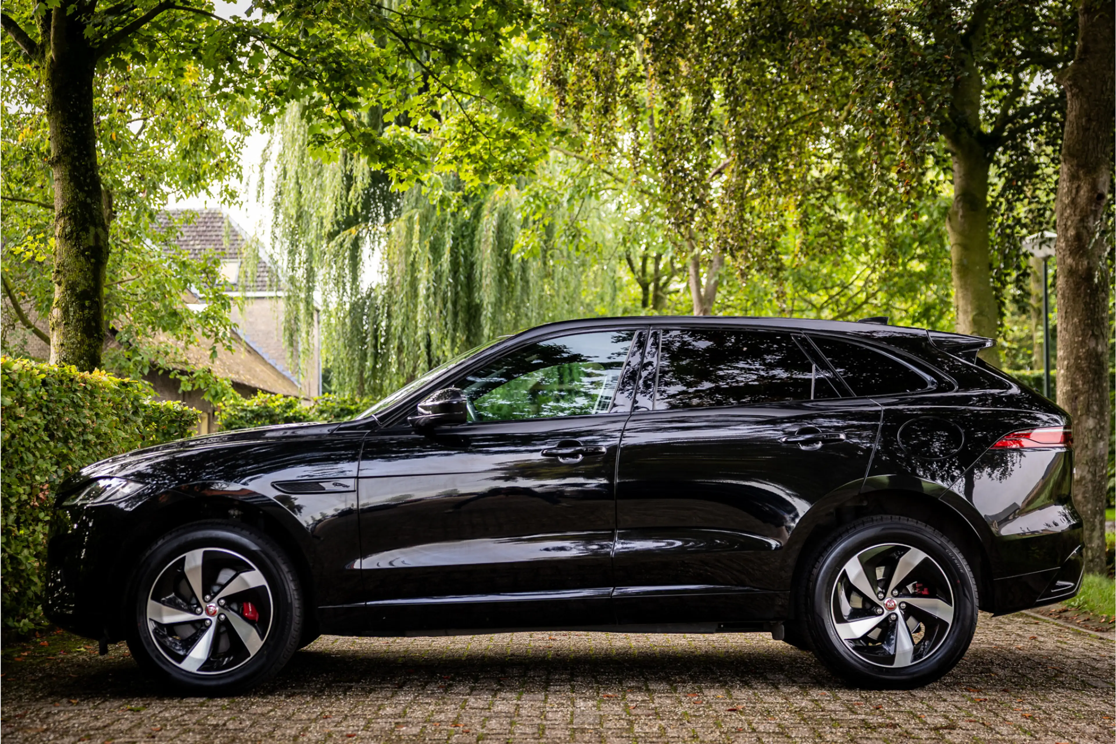Jaguar F-Pace 2.0 P400e PHEV R-Dynamic Black Panorama Adaptive C — photo 3