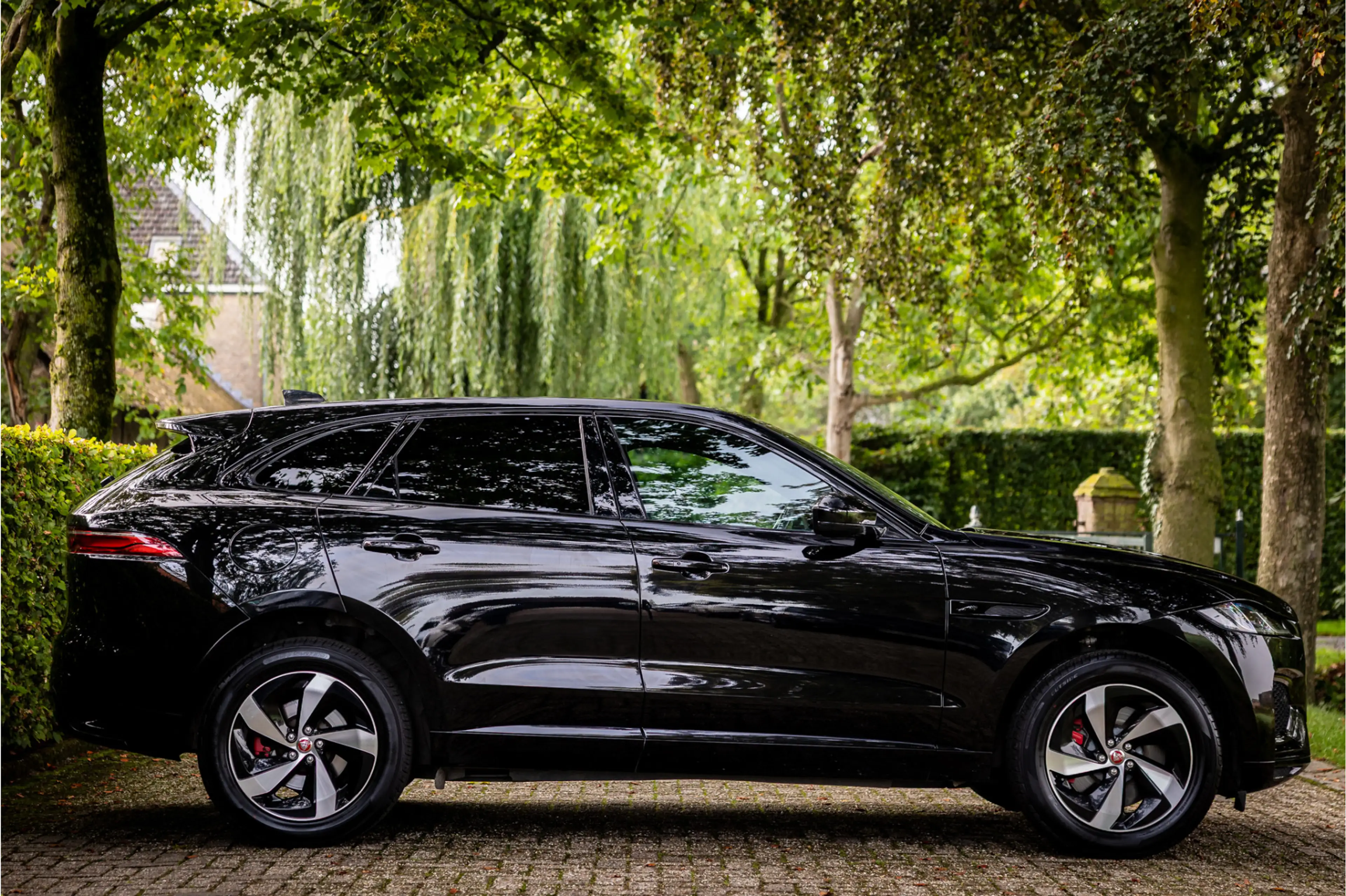 Jaguar F-Pace 2.0 P400e PHEV R-Dynamic Black Panorama Adaptive C — photo 15