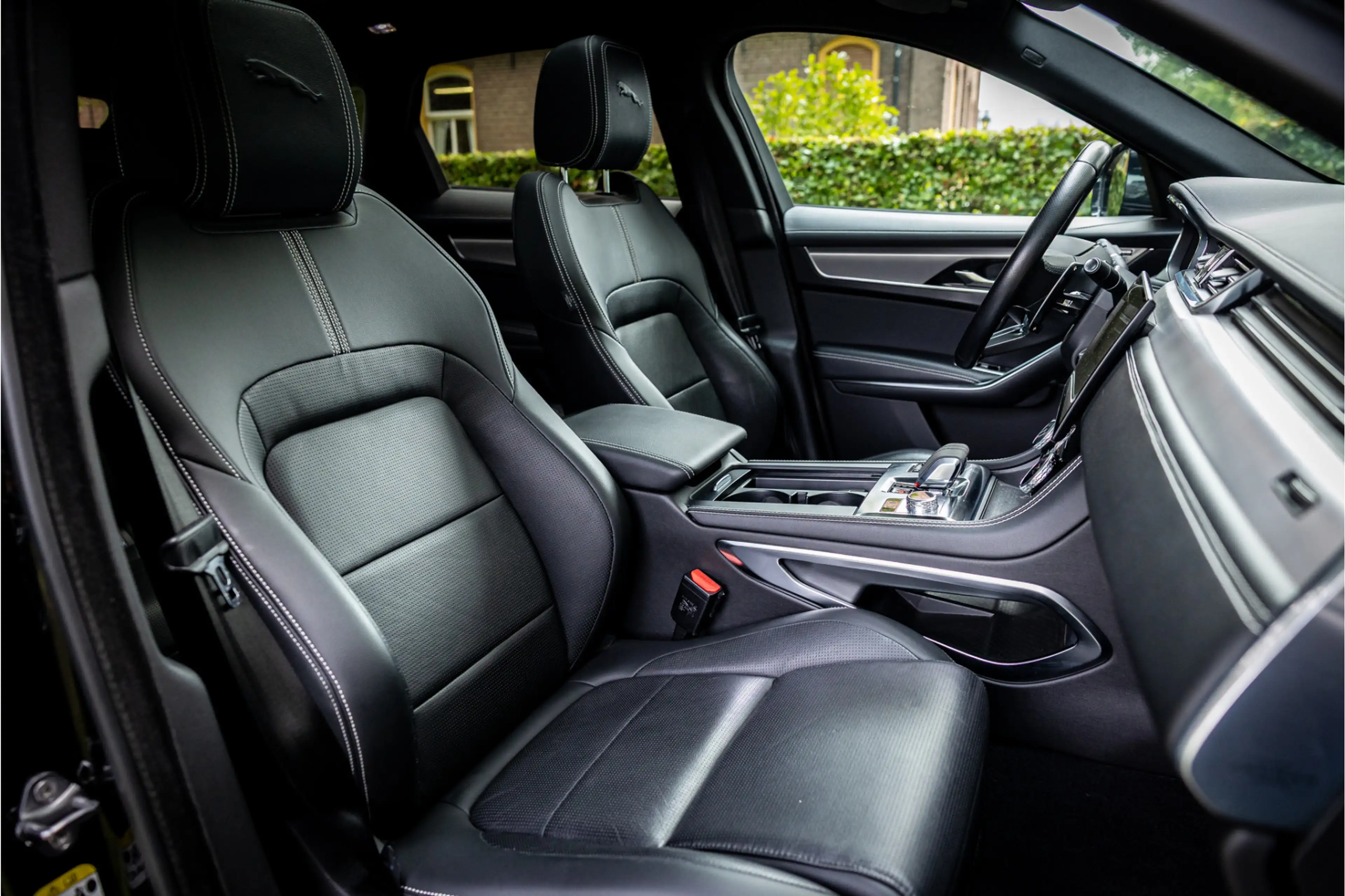 Jaguar F-Pace 2.0 P400e PHEV R-Dynamic Black Panorama Adaptive C — photo 12