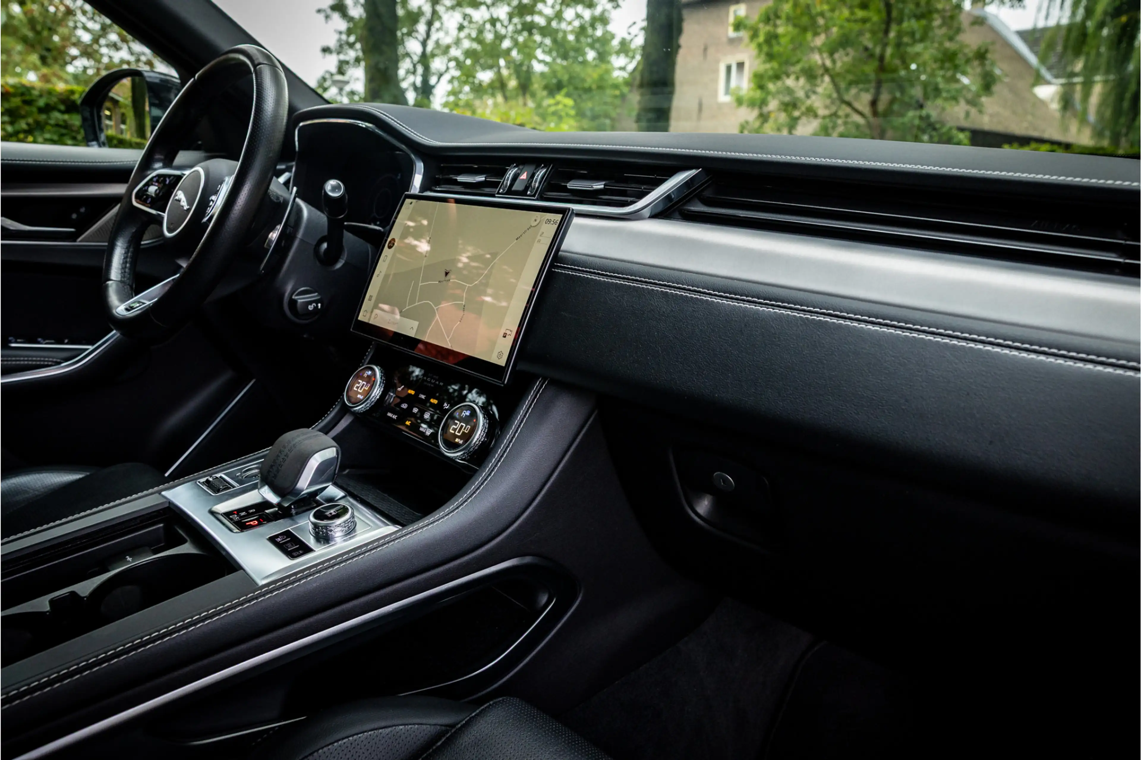 Jaguar F-Pace 2.0 P400e PHEV R-Dynamic Black Panorama Adaptive C — photo 13