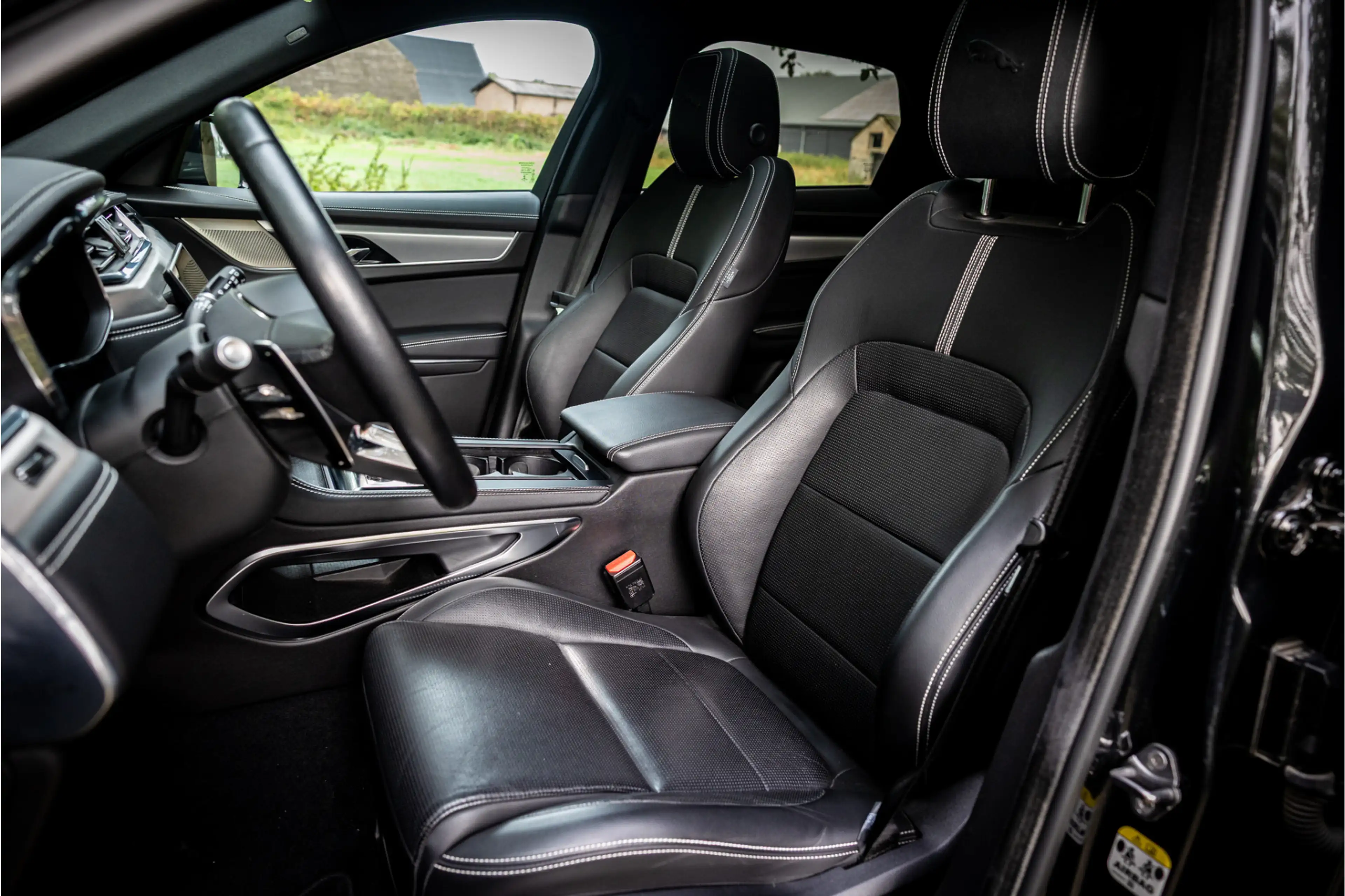 Jaguar F-Pace 2.0 P400e PHEV R-Dynamic Black Panorama Adaptive C — photo 6
