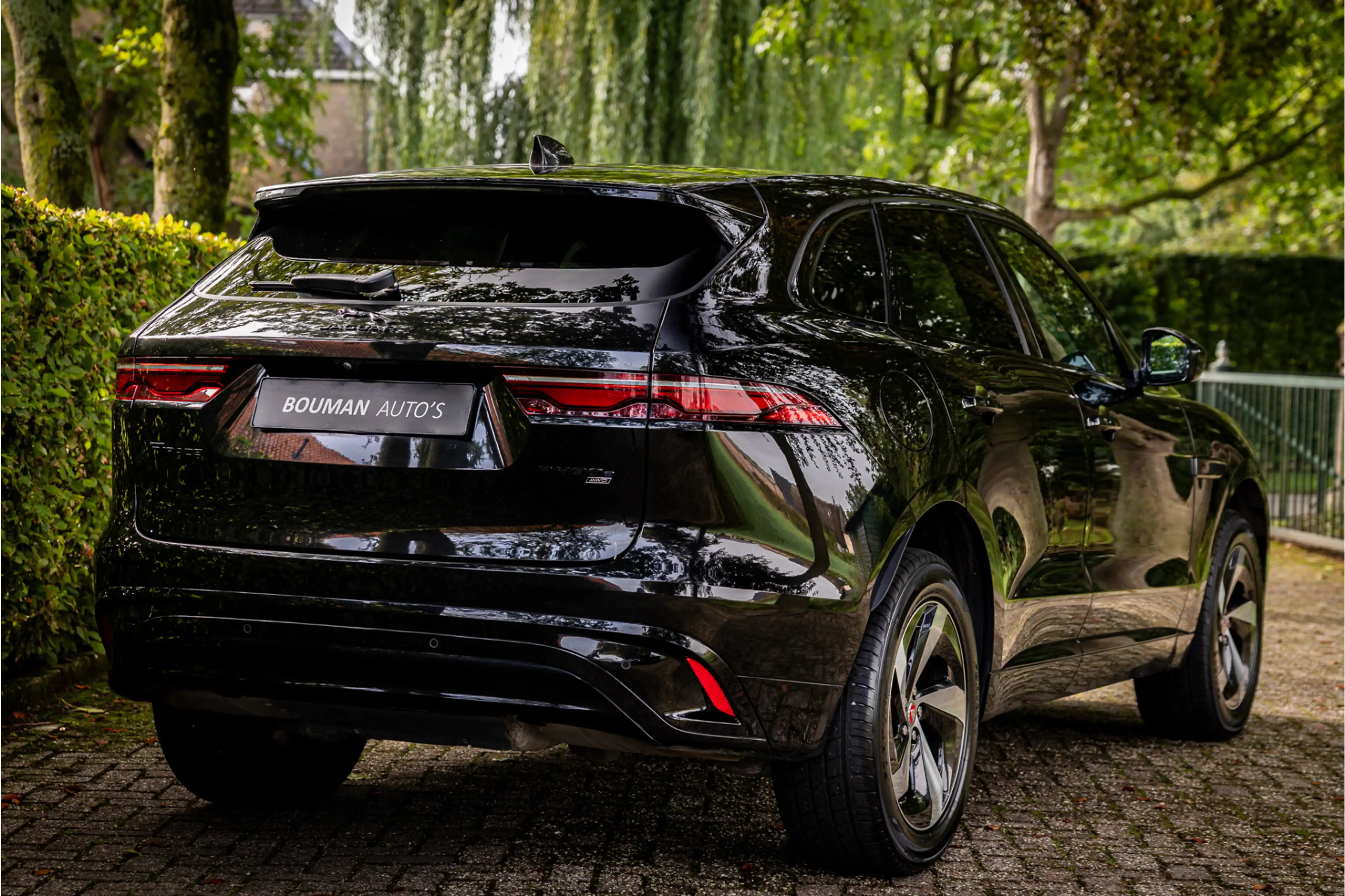 Jaguar F-Pace 2.0 P400e PHEV R-Dynamic Black Panorama Adaptive C — photo 4