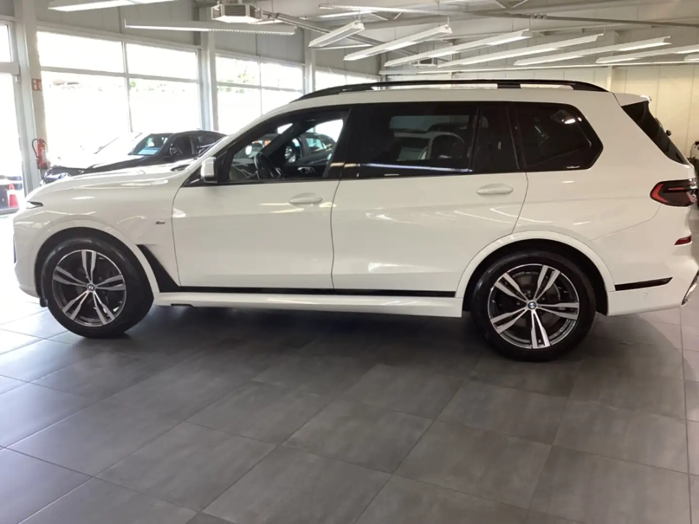 BMW X7 xDrive 40d A M Sport 21'' HUD AHK Pano Navi ACC So Weiß - 2