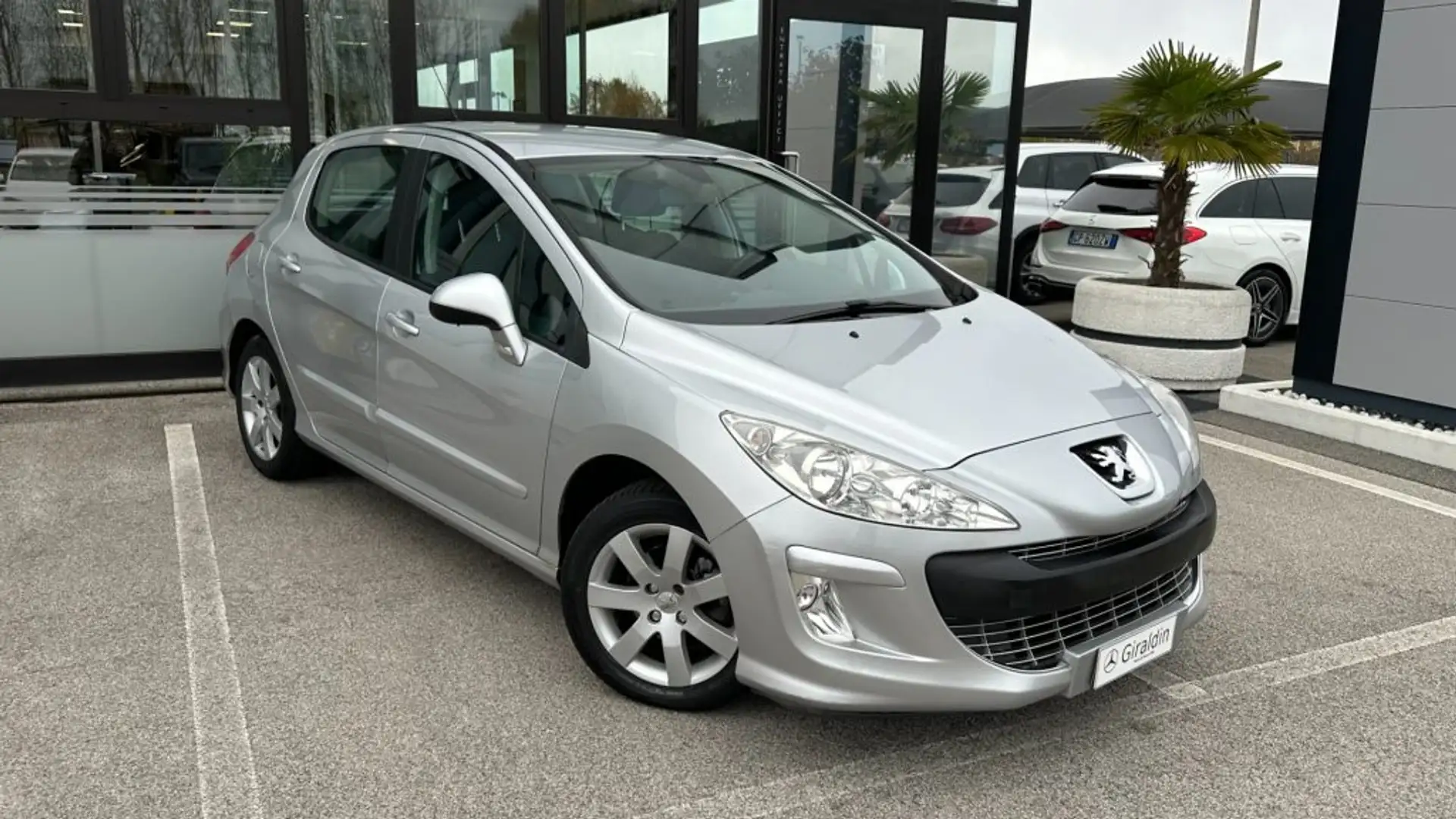 Peugeot 308 1.6 HDi 90CV 5p. Tecno Silber - 1
