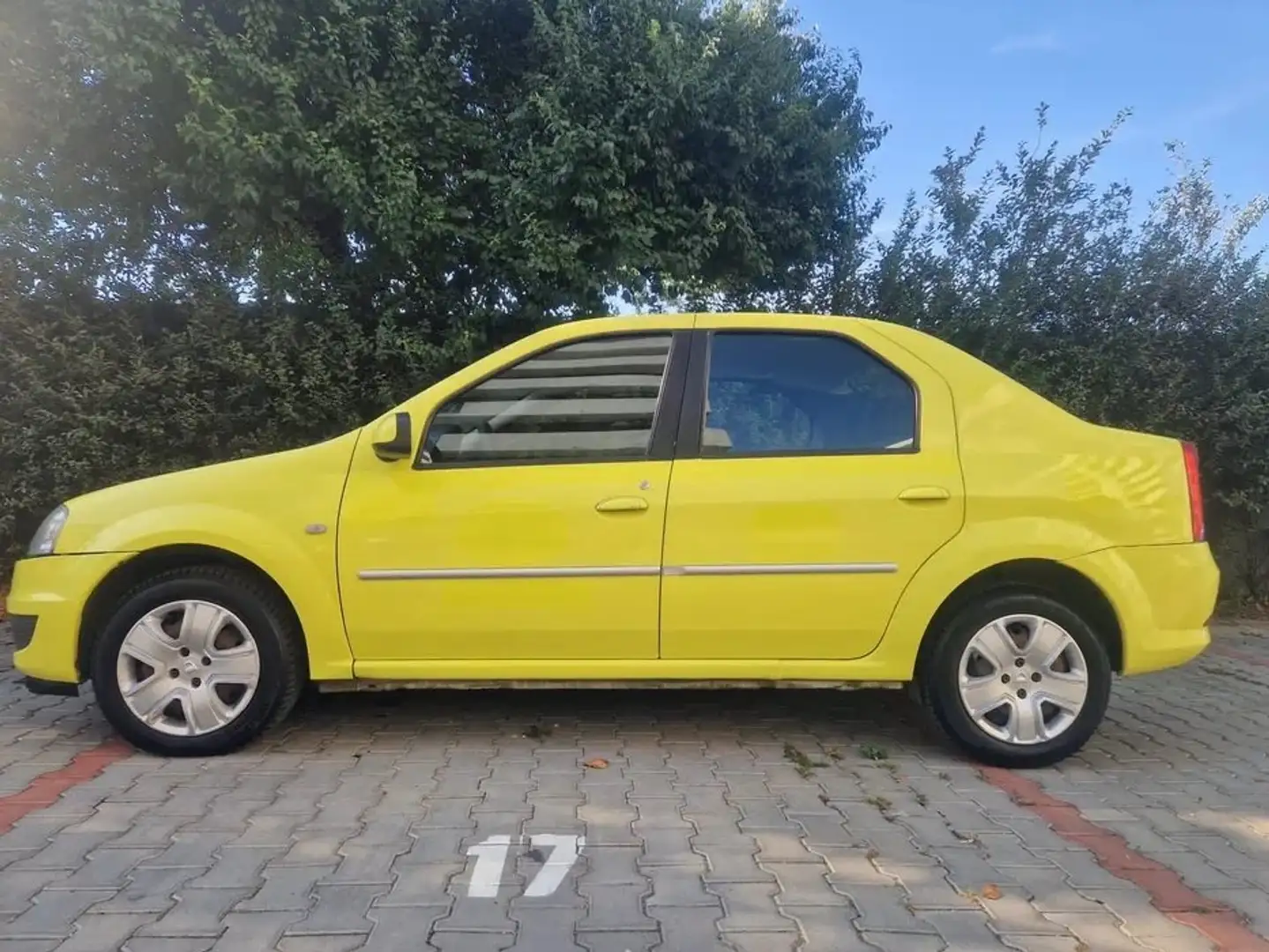 Dacia Berlina Żółty - 1