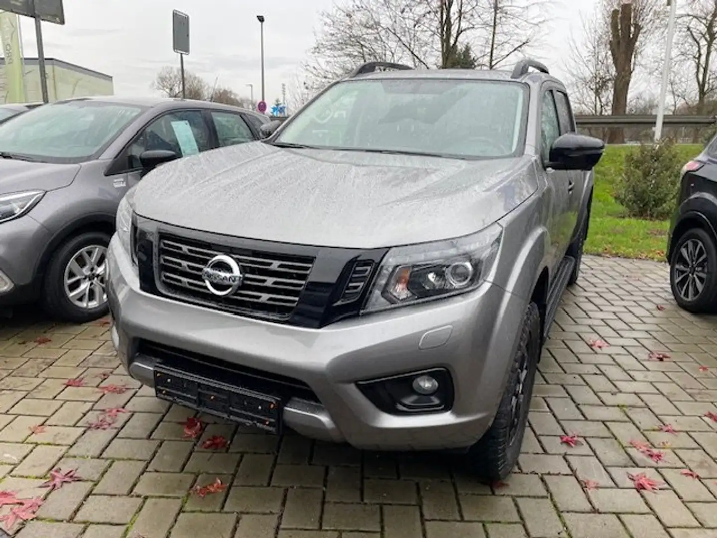 Nissan NP300 N-Guard Double Cab 4x4 Grau - 1