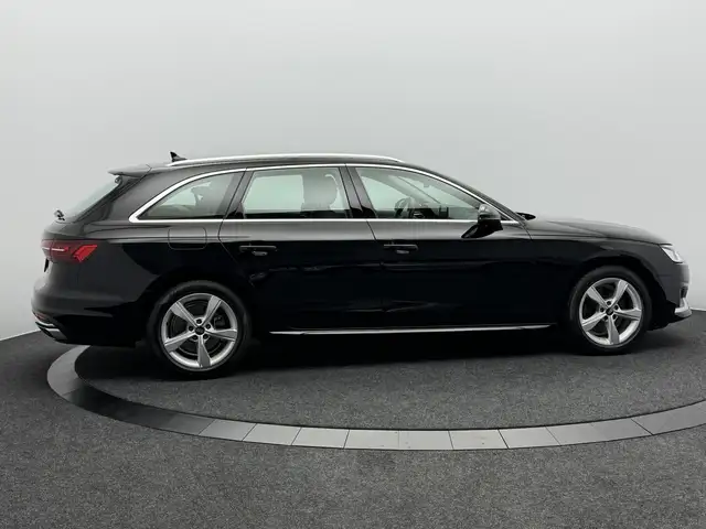 Audi A4 view 4