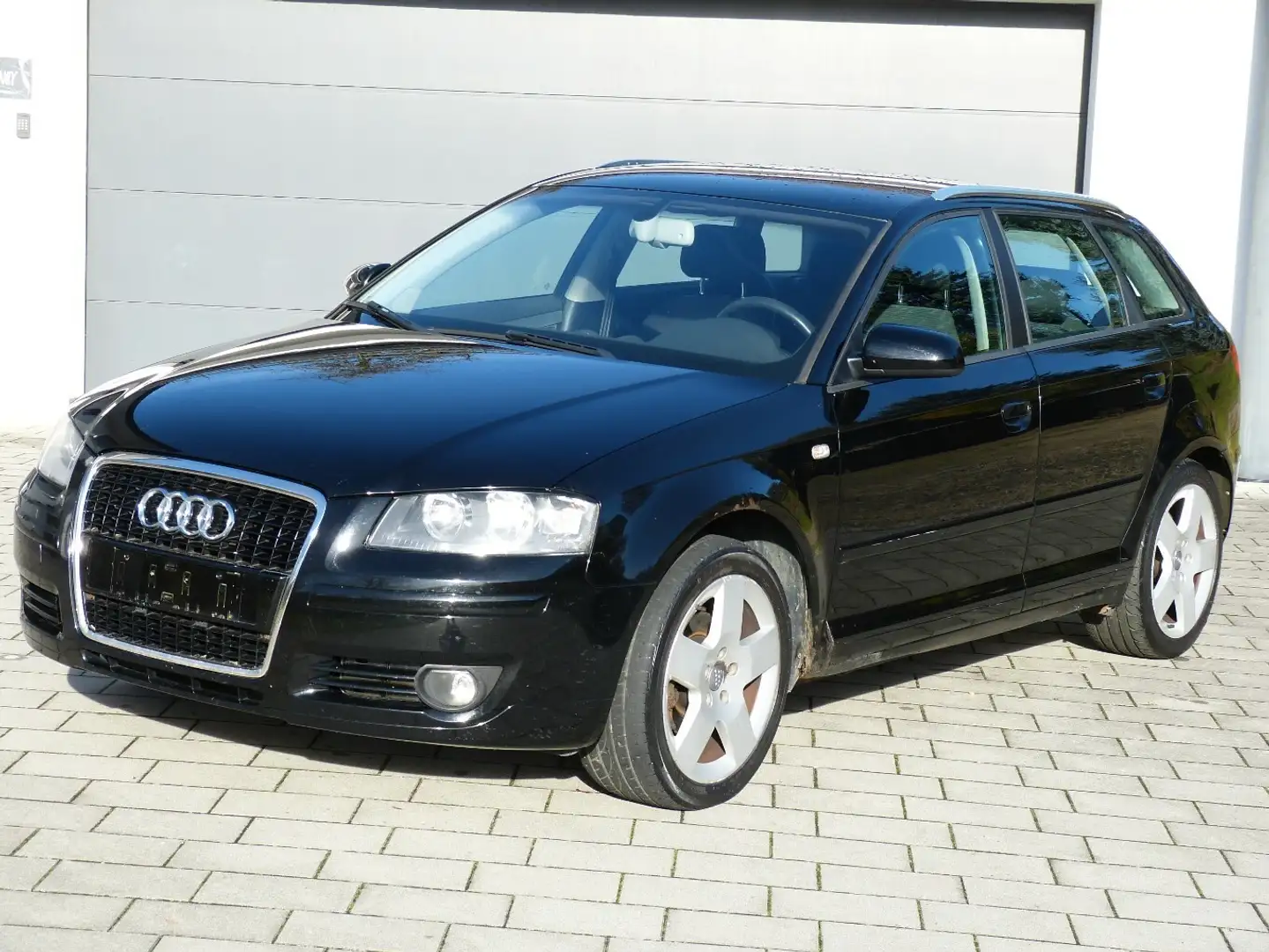 Audi A3 Sportback 1.6 FSI Attraction Noir - 1