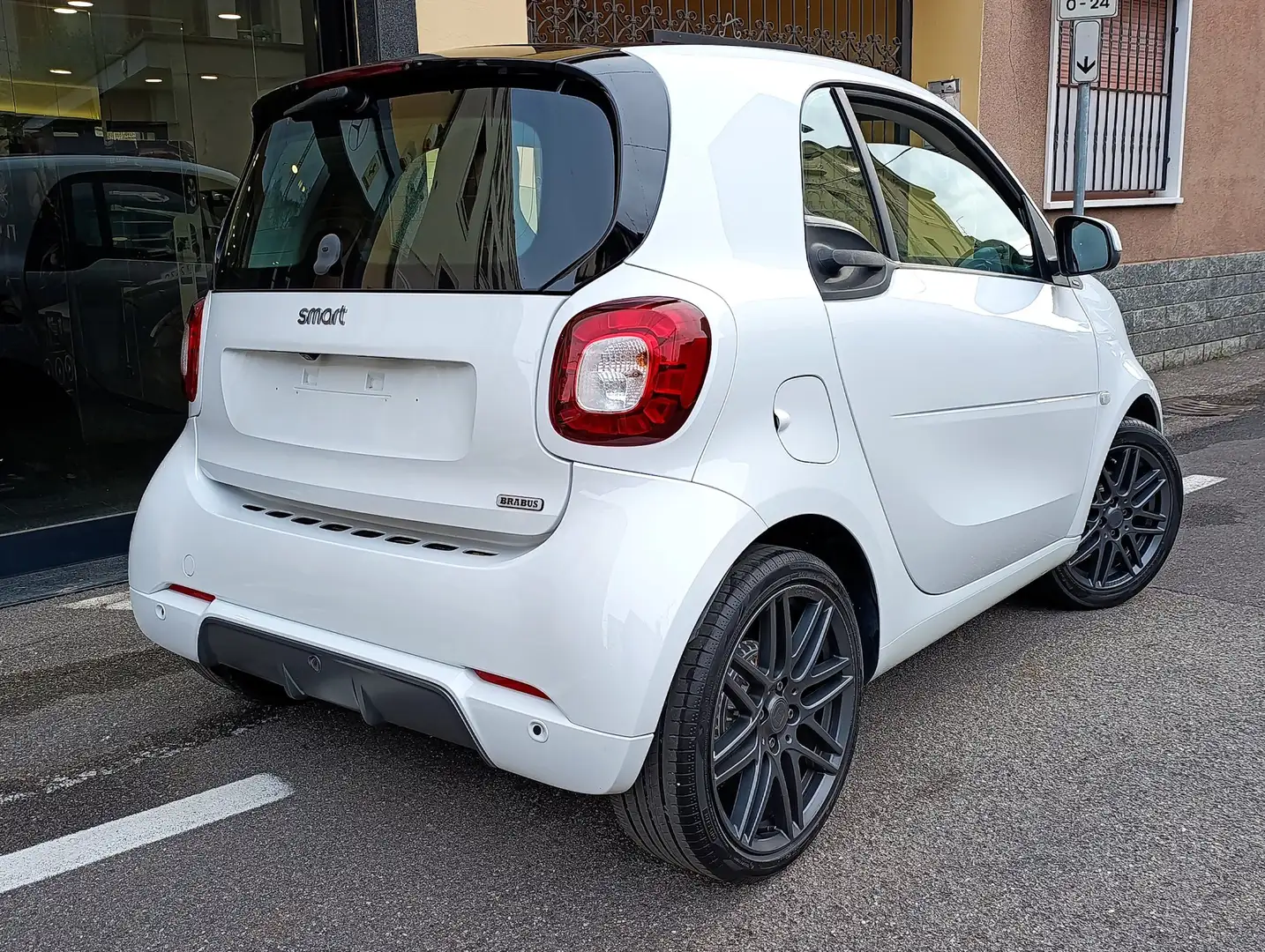 smart forTwo BRABUS Edition 0.9 90cv Turbo Navi/telecam/FULL Bianco - 2