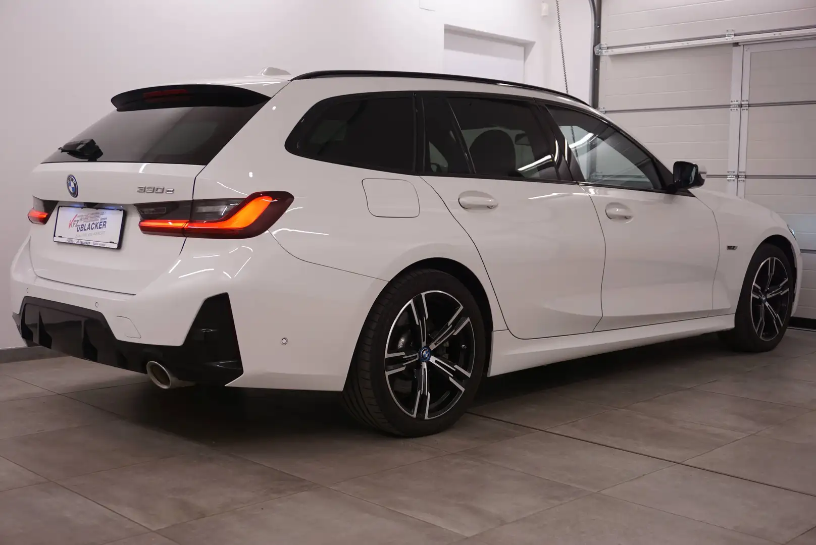 BMW 330 e M Sport // Abstandstempomat // Weiß - 2