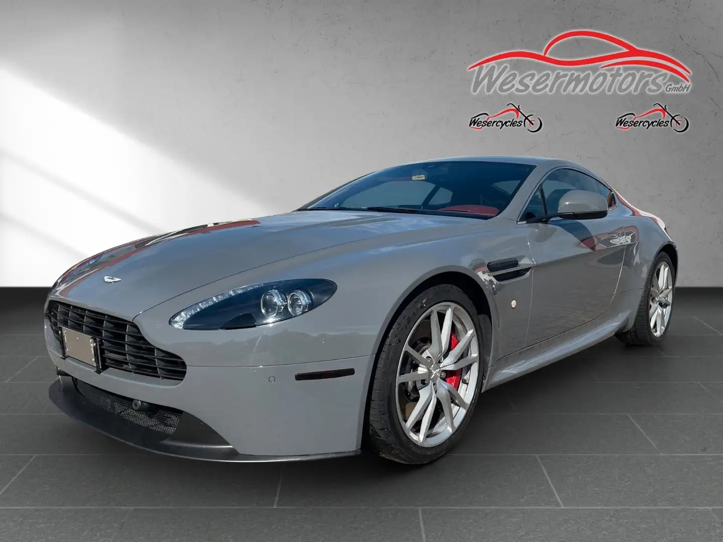 Aston Martin V8 Grau - 1
