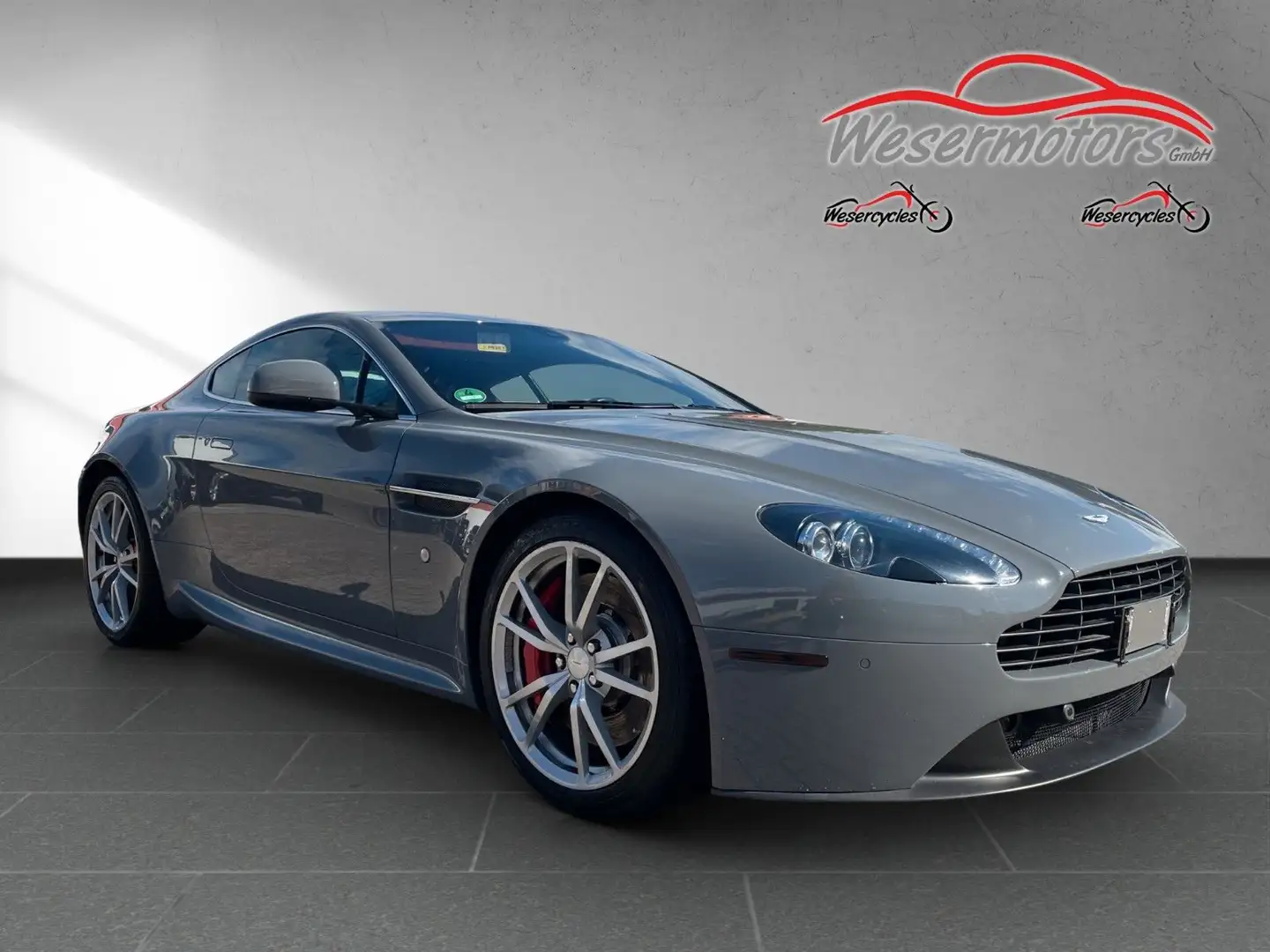 Aston Martin V8 Grau - 2