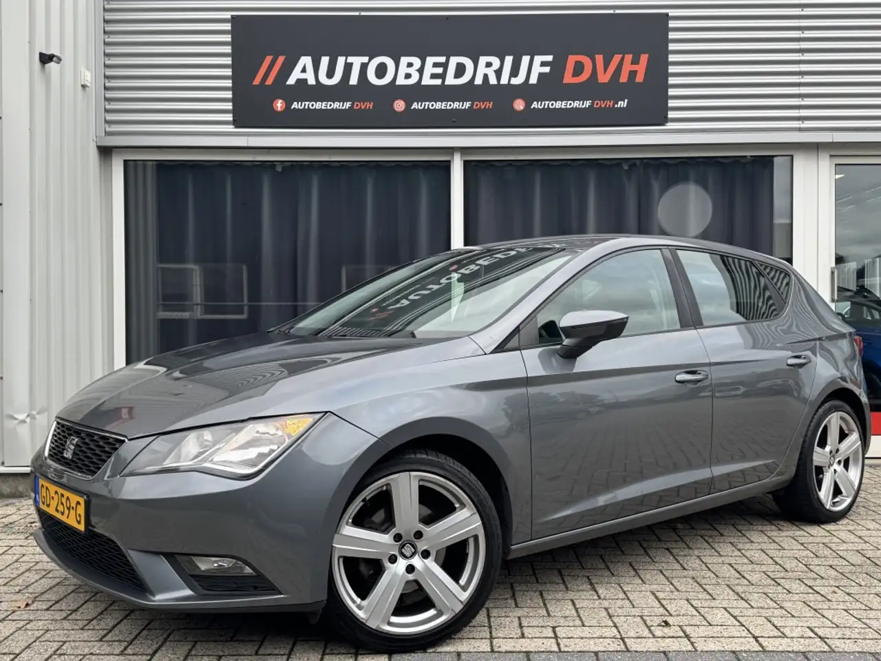 SEAT Leon 1.2 TSI Style — photo 1 of 22