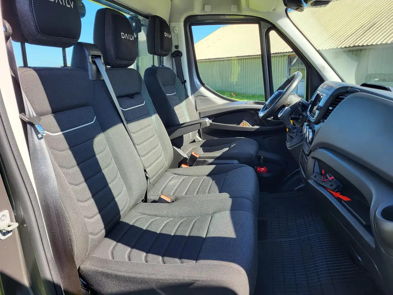 Iveco Daily 2023 — фото 11