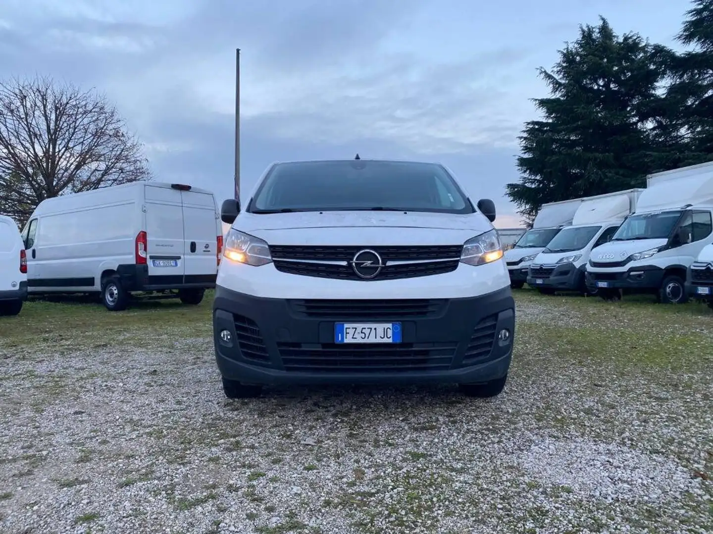 Opel Vivaro 35 LH2 2.3 mjt 140cv E6d-temp +iva Weiß - 2