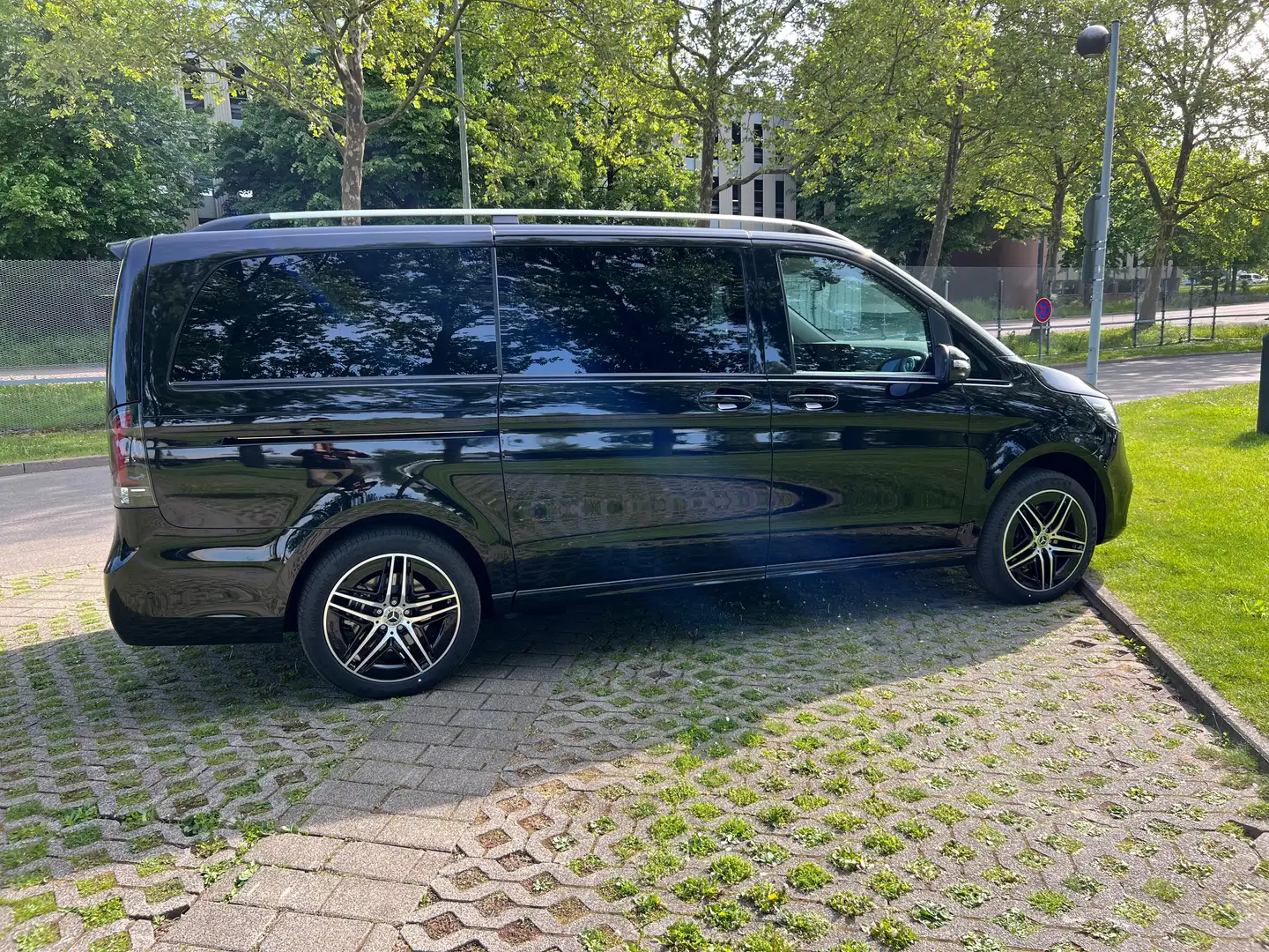 Mercedes-Benz V 300 V 300 d lang 4Matic 9G-TRONIC Avantgarde Schwarz - 2