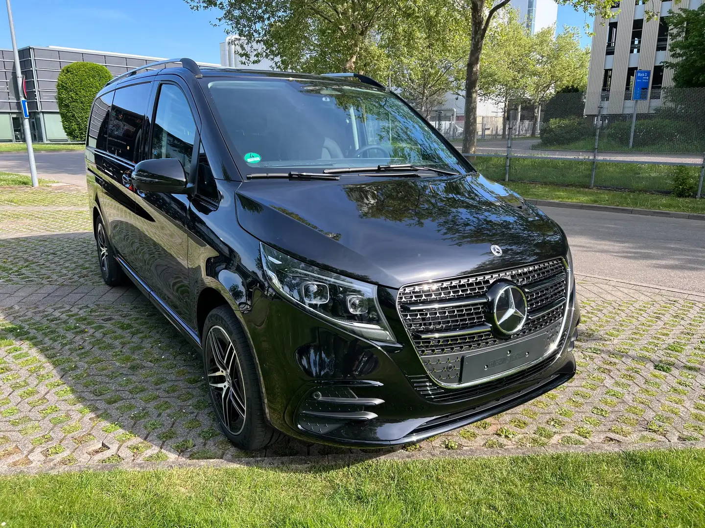 Mercedes-Benz V 300 V 300 d lang 4Matic 9G-TRONIC Avantgarde Schwarz - 1