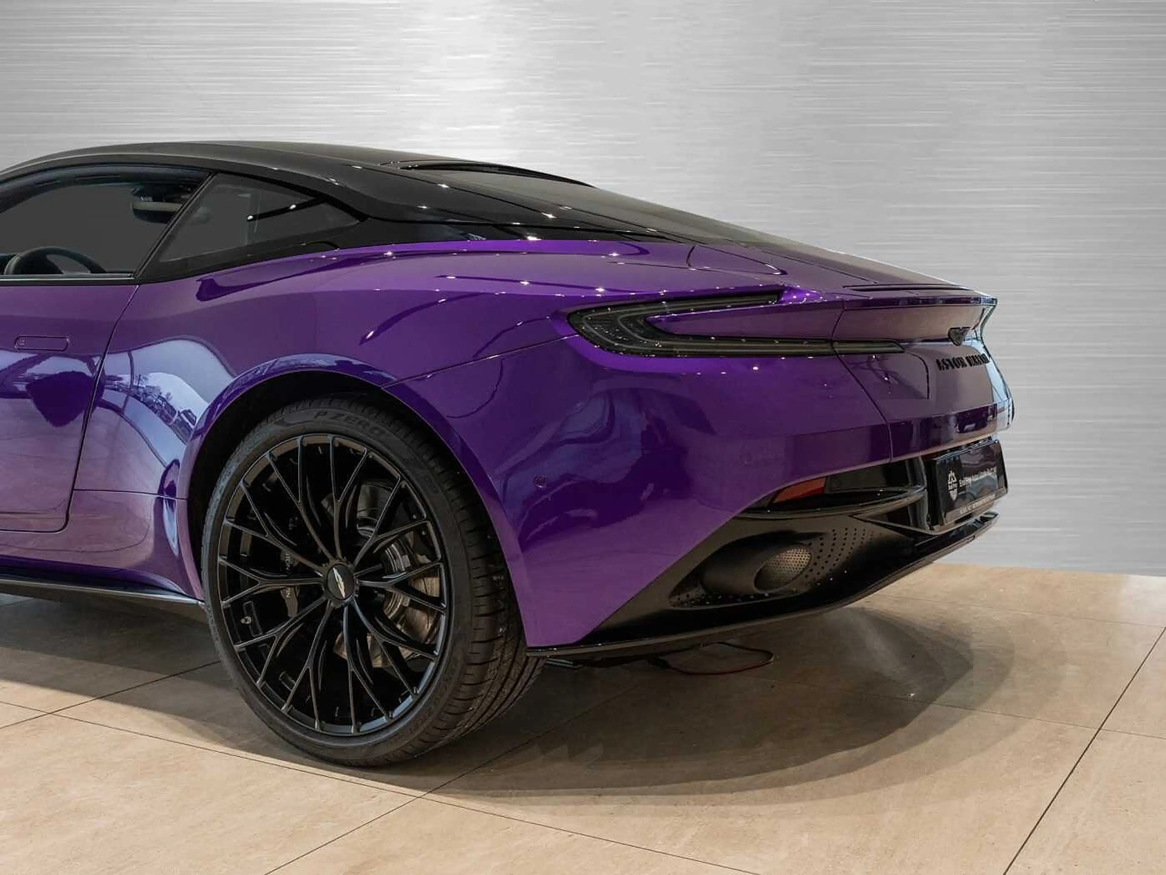 Aston Martin DB11 V8 Coupe — photo 15