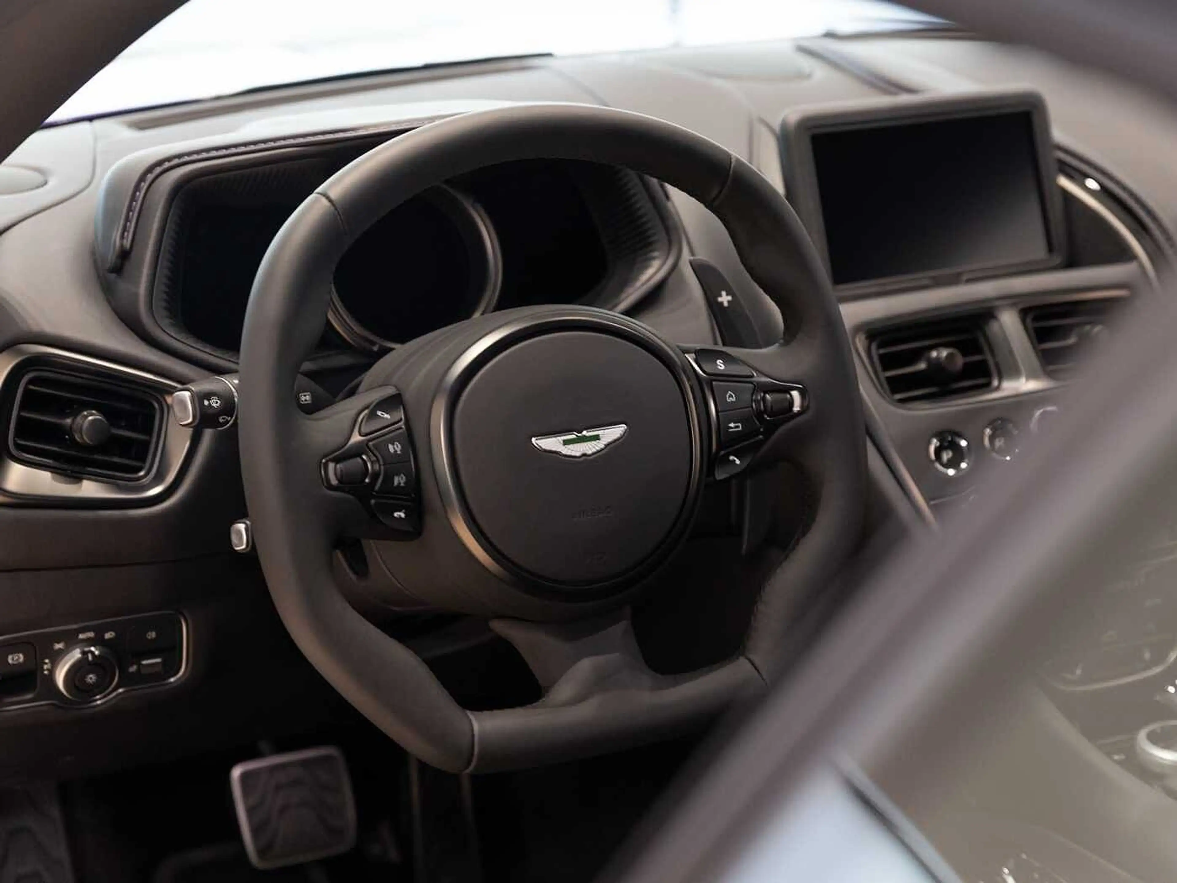 Aston Martin DB11 V8 Coupe — photo 11