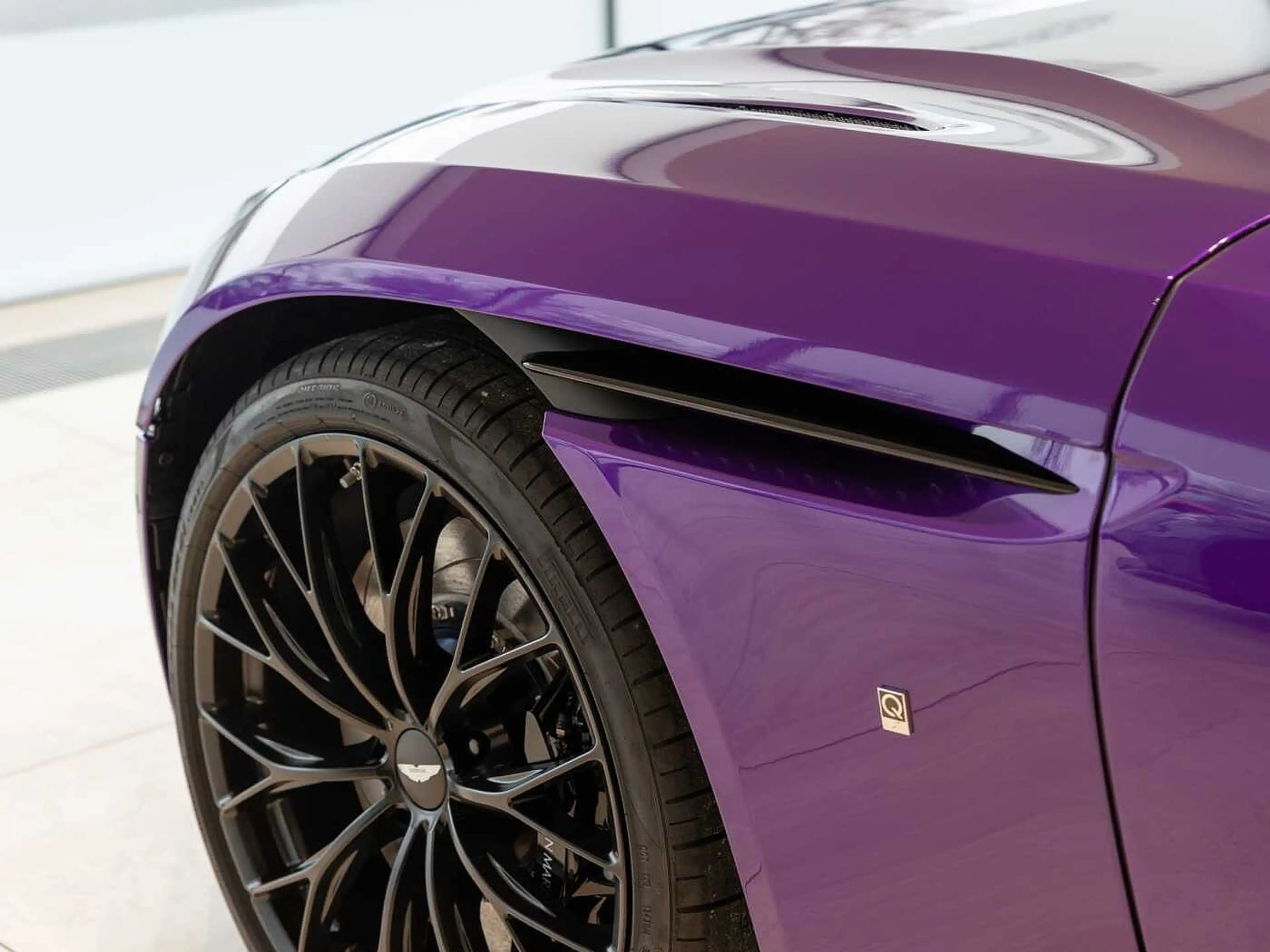 Aston Martin DB11 V8 Coupe — photo 9