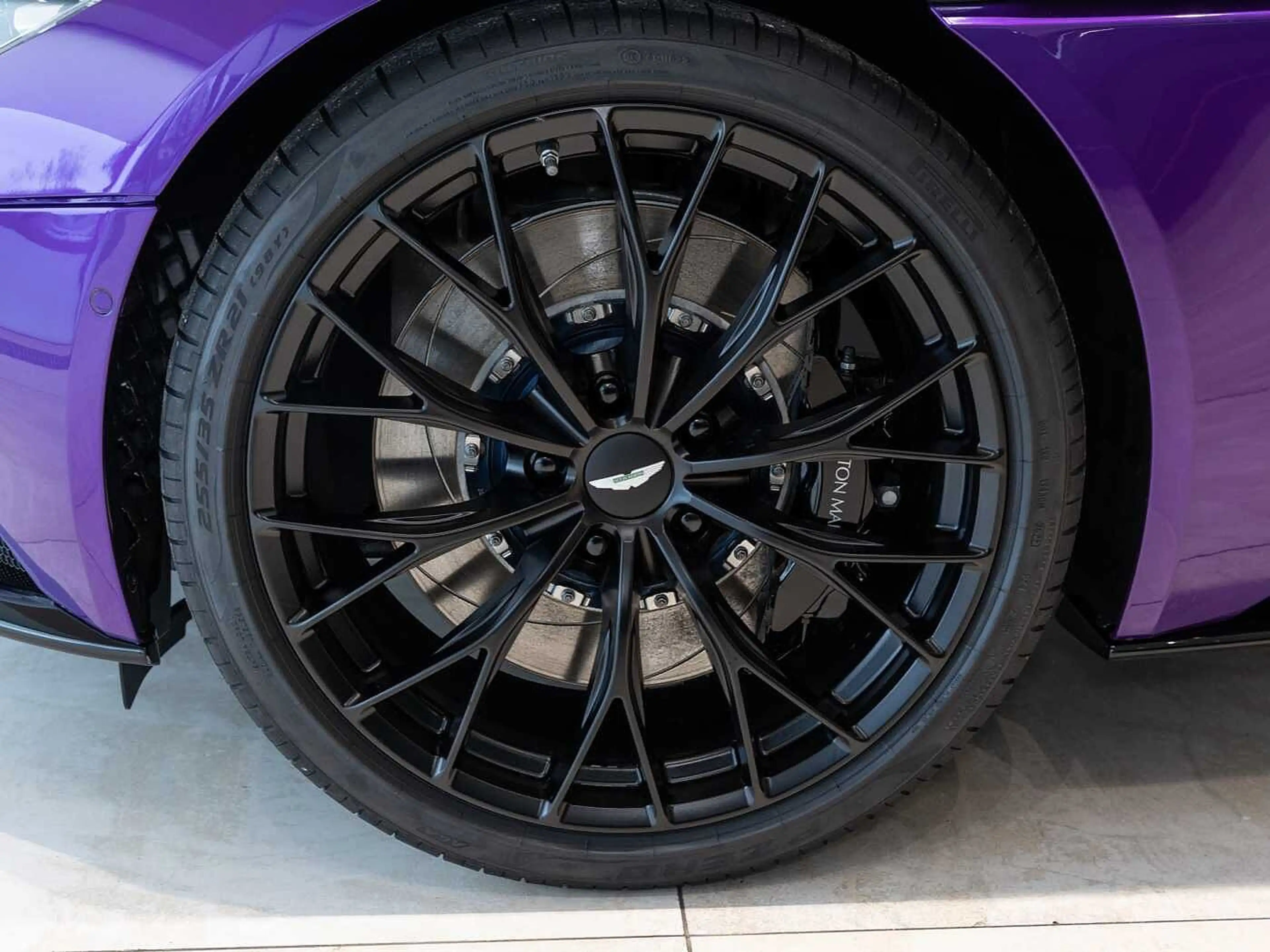 Aston Martin DB11 V8 Coupe — photo 4