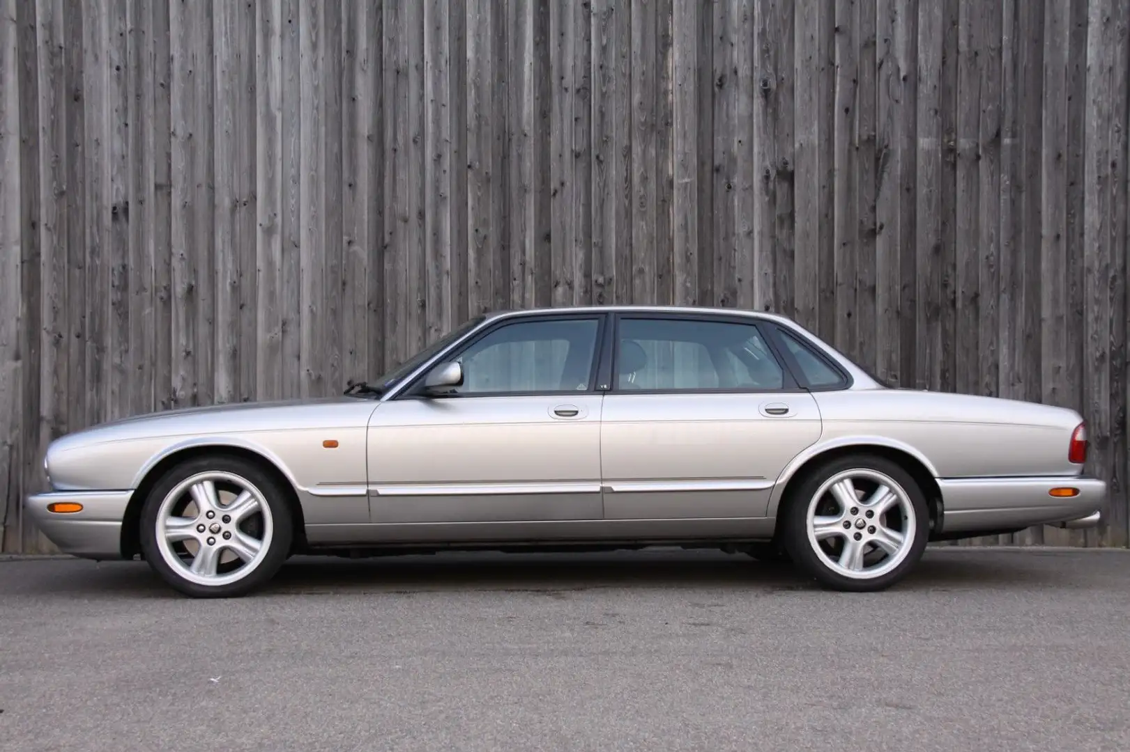Jaguar XJR Top gepflegter XJR mit 2 Jahre Garantie Srebrny - 2