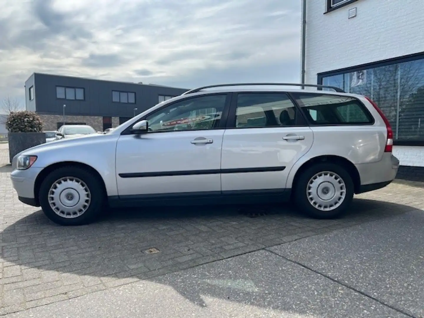 Volvo V50 1.8 MOMENTUM Gris - 2