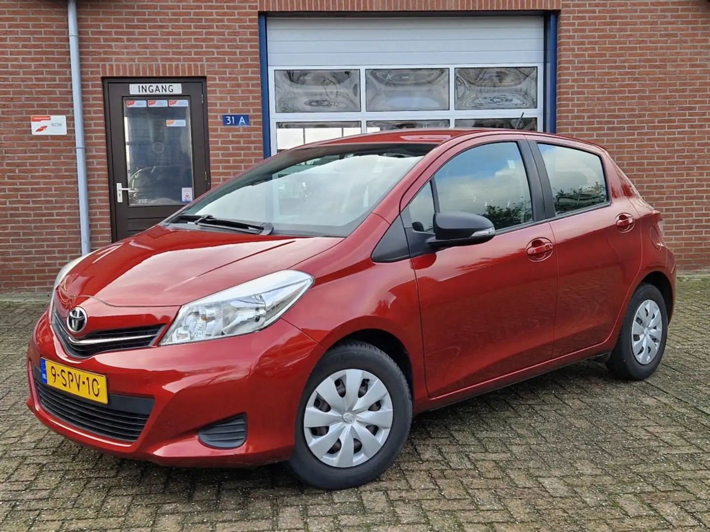 Toyota Yaris 1.3 VVT-i Now 5-drs Airco NL-auto Rojo - 1