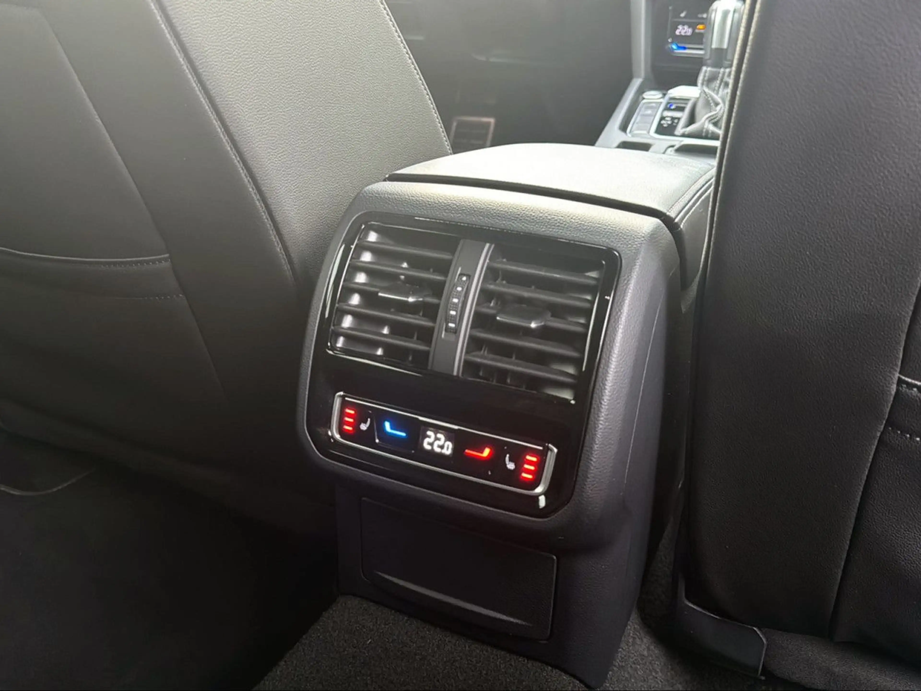 Volkswagen Arteon SHOOTINGBRAKE 2.0 TDI R-LINE+AZV+IQ.LIGHT — photo 13