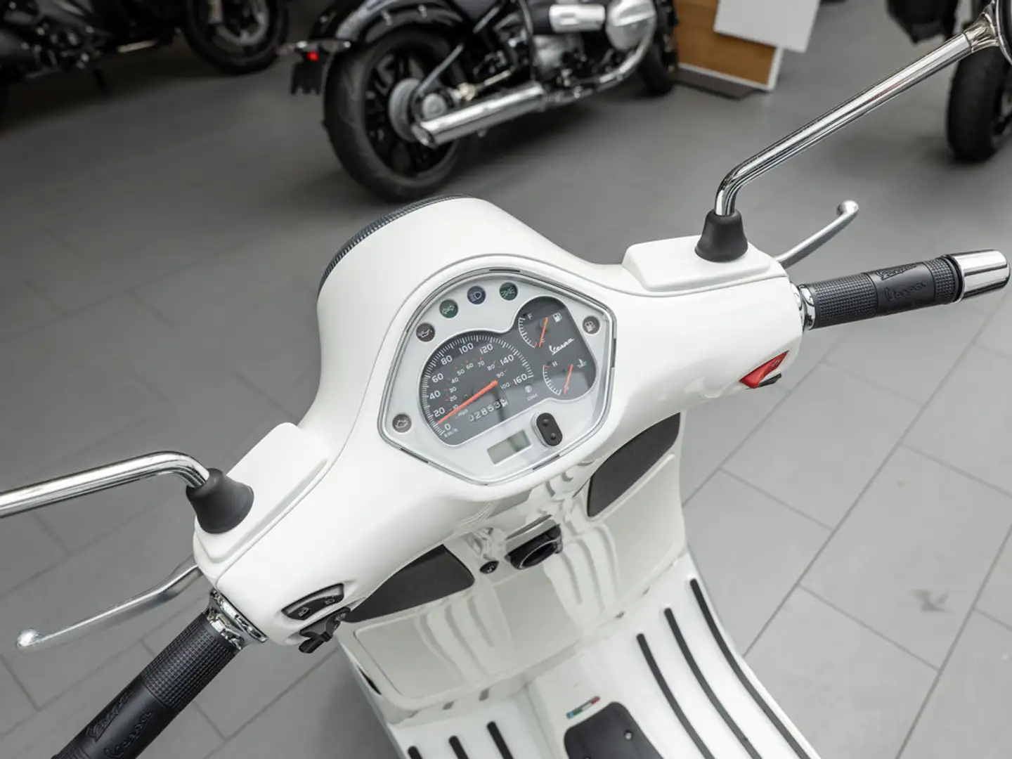Vespa GTS 125 Super Weiß - 2