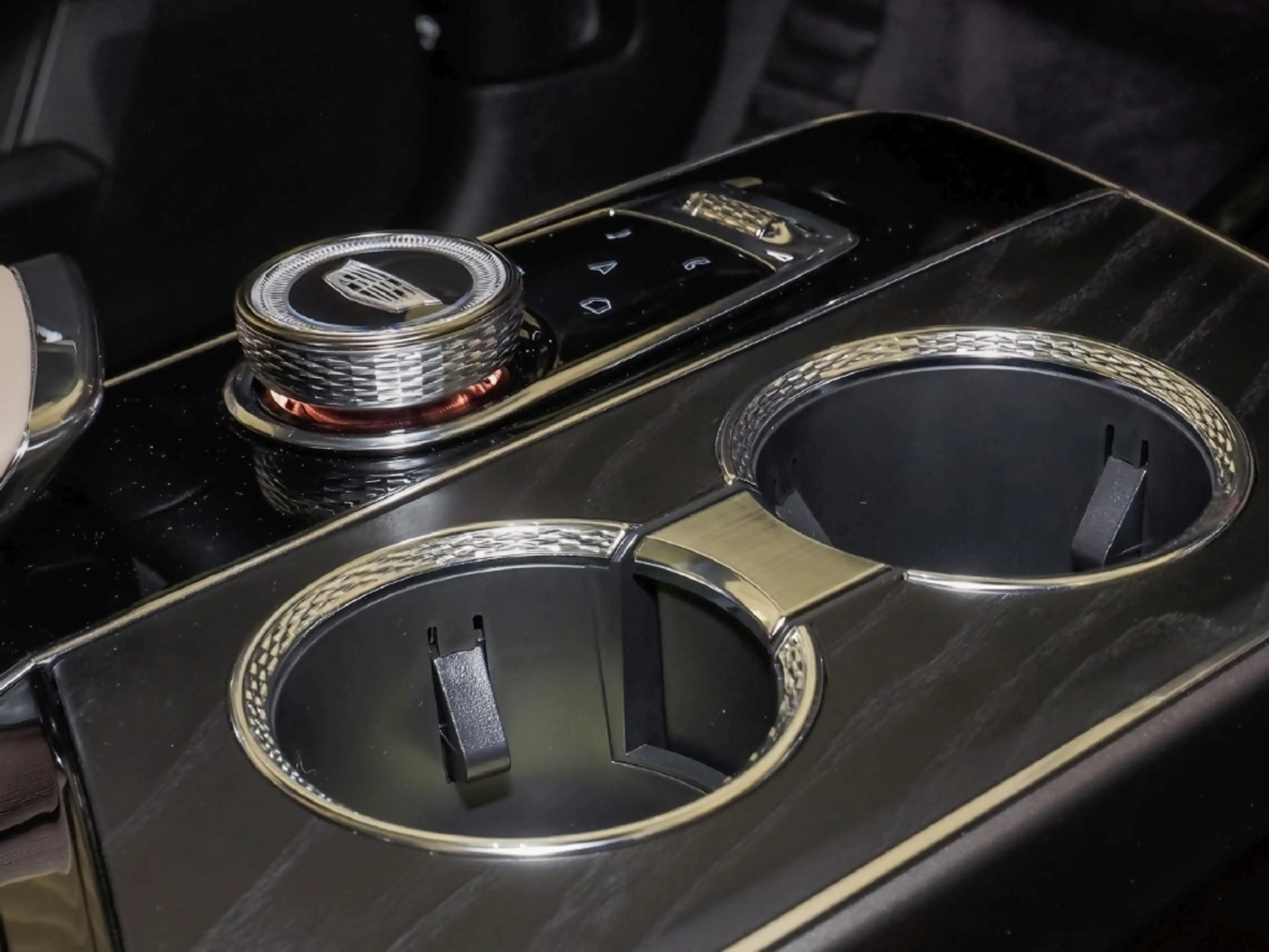 Cadillac Lyriq Sport AWD Voll Pano Leder-beige — photo 13