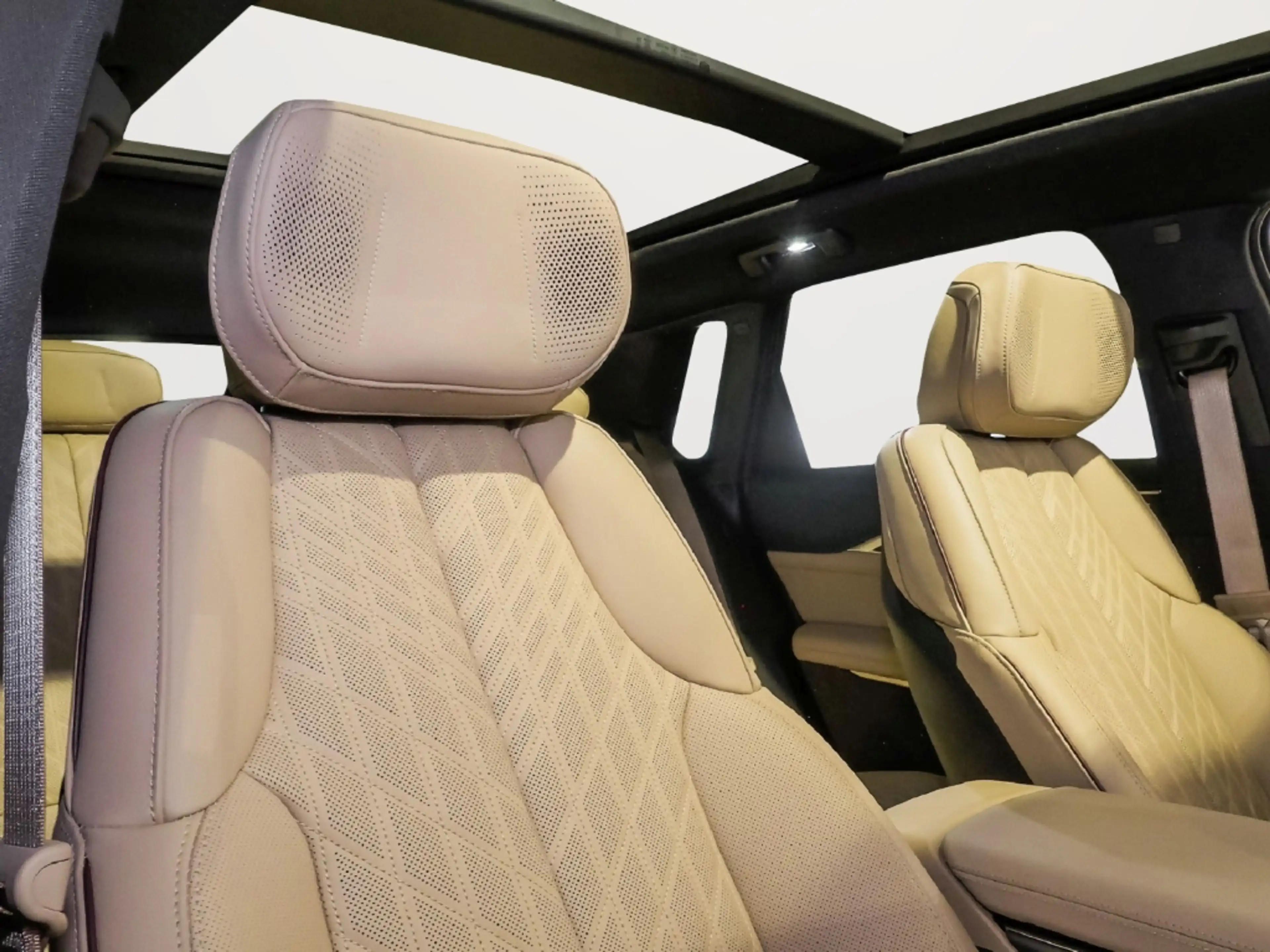 Cadillac Lyriq Sport AWD Voll Pano Leder-beige — photo 14