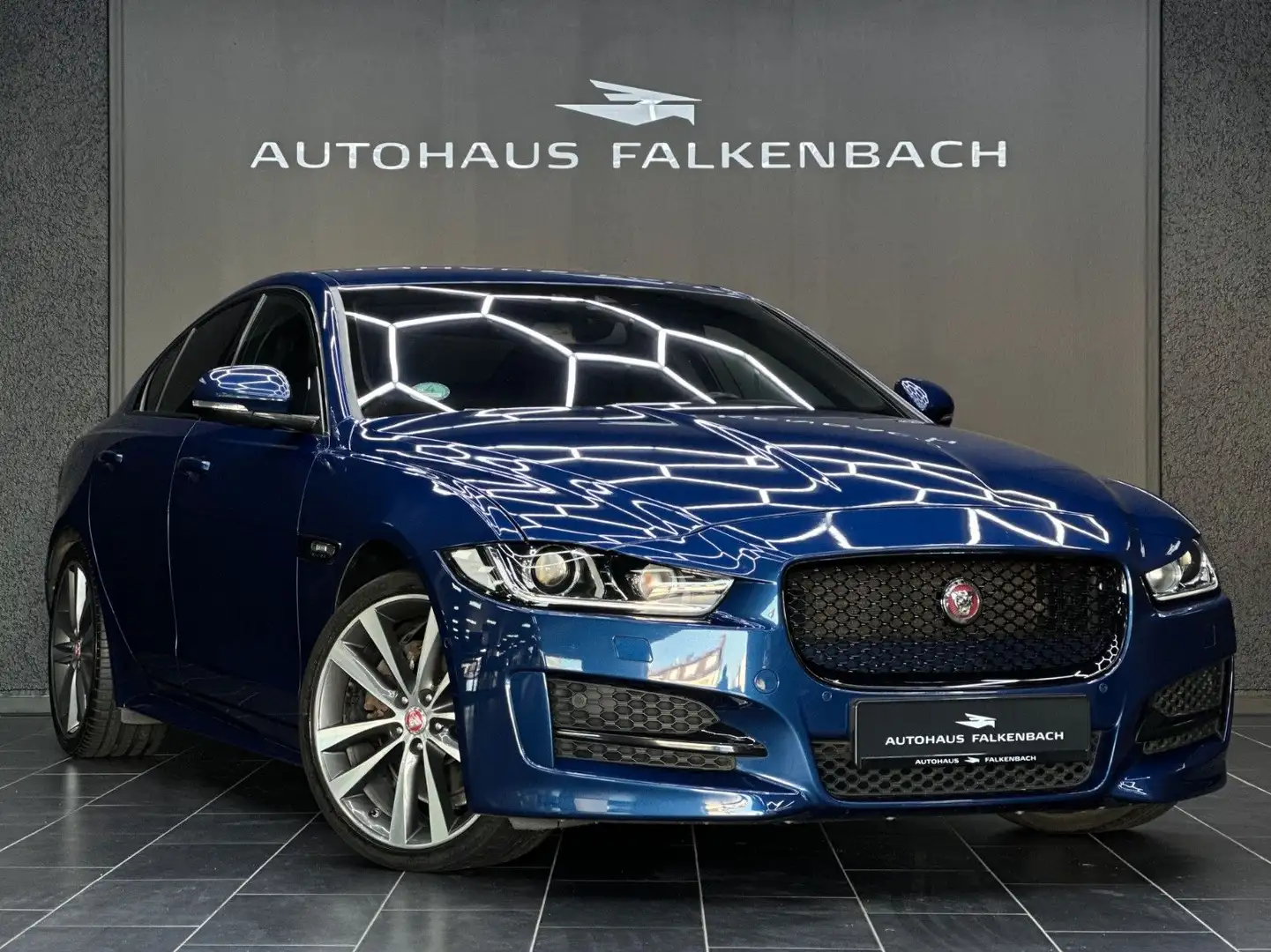 Jaguar XE DIESEL*R-DESIGN*SPORT*LEDER*HUD*19*BLACK*SHZ Blau - 1