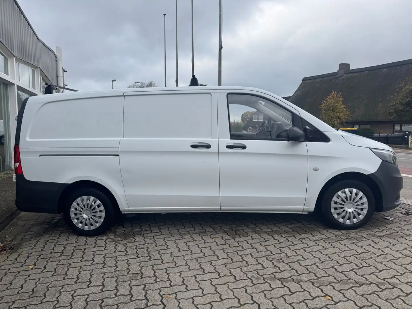 Mercedes-Benz Vito VITO KASTEN 111 CDI/KAMERA/REGALE/AHK/NAVI Weiß - 2