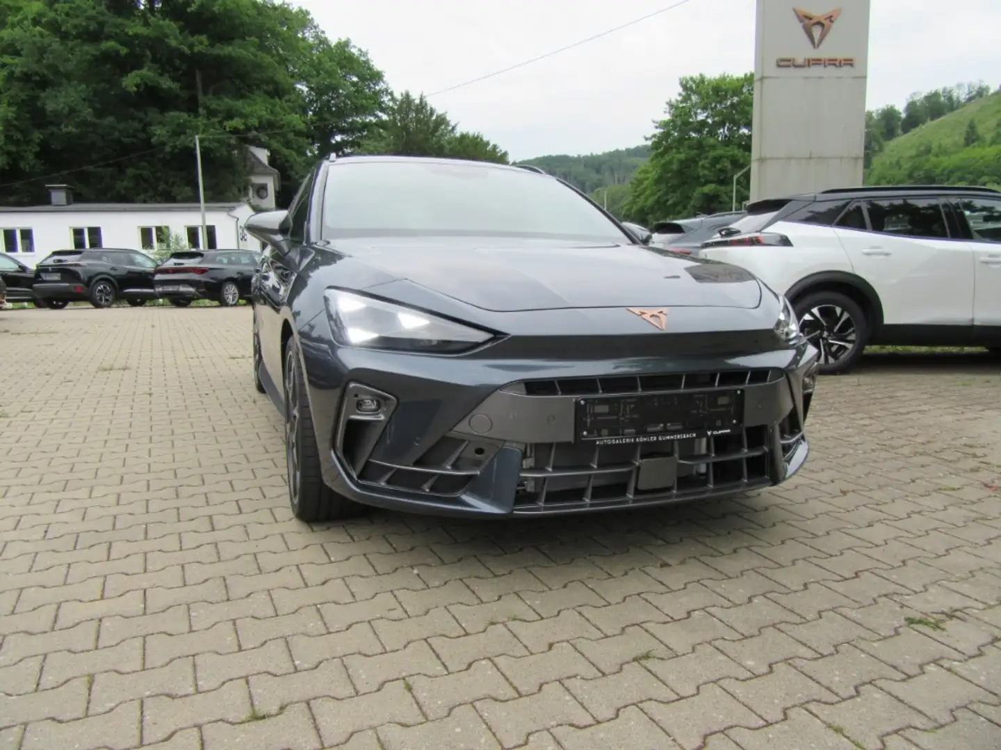 CUPRA Leon Sportstourer 1.5 eTSI 110 kW (150 PS) 7-Gang-DSG Grau - 2
