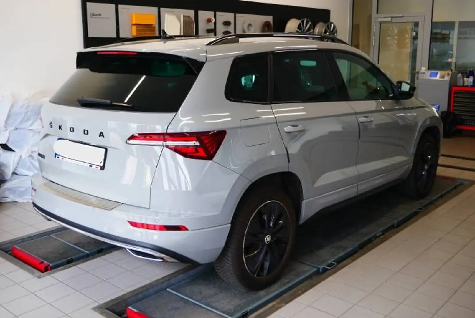 Skoda Karoq 1.5 TSI DSG Sportline LED VIRTUAL KAMERA APP Grau - 2