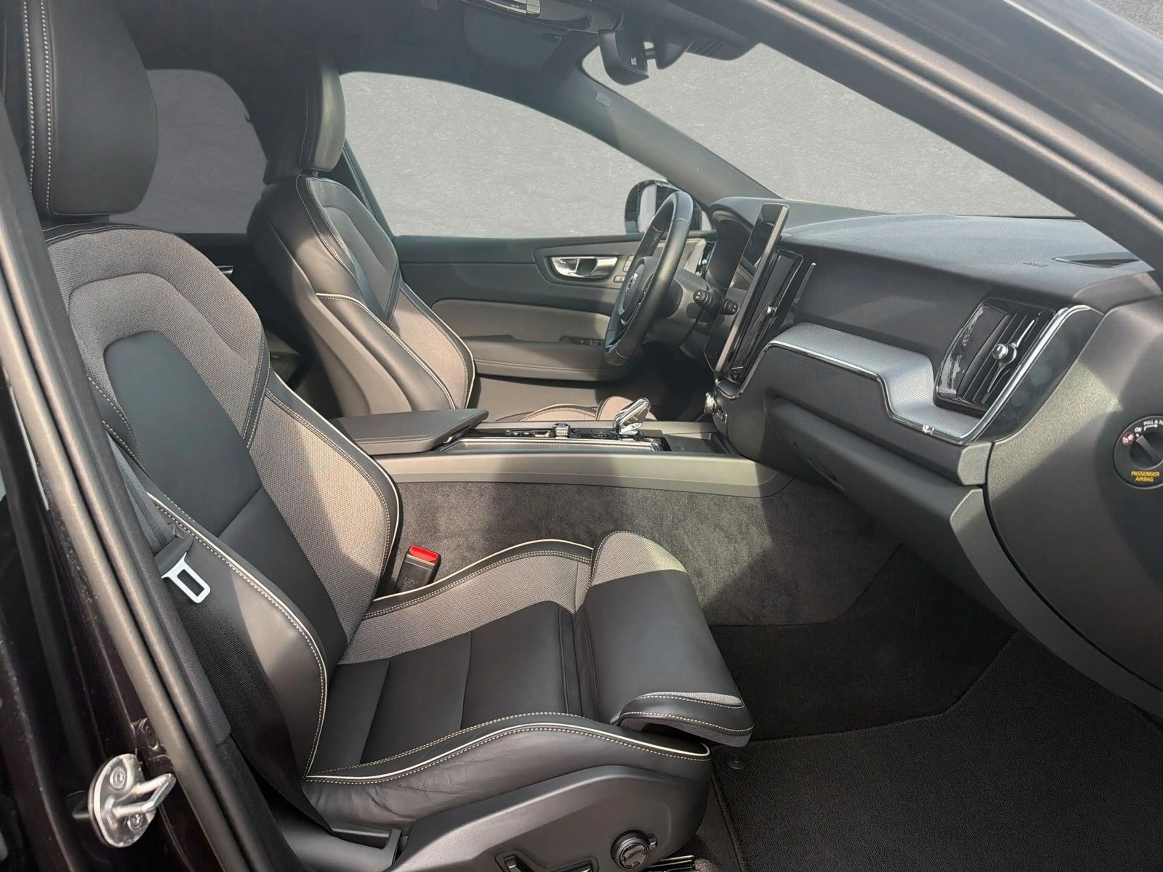 Volvo XC60 B5 AWD Plus Black Edition ACC BLIS — photo 4