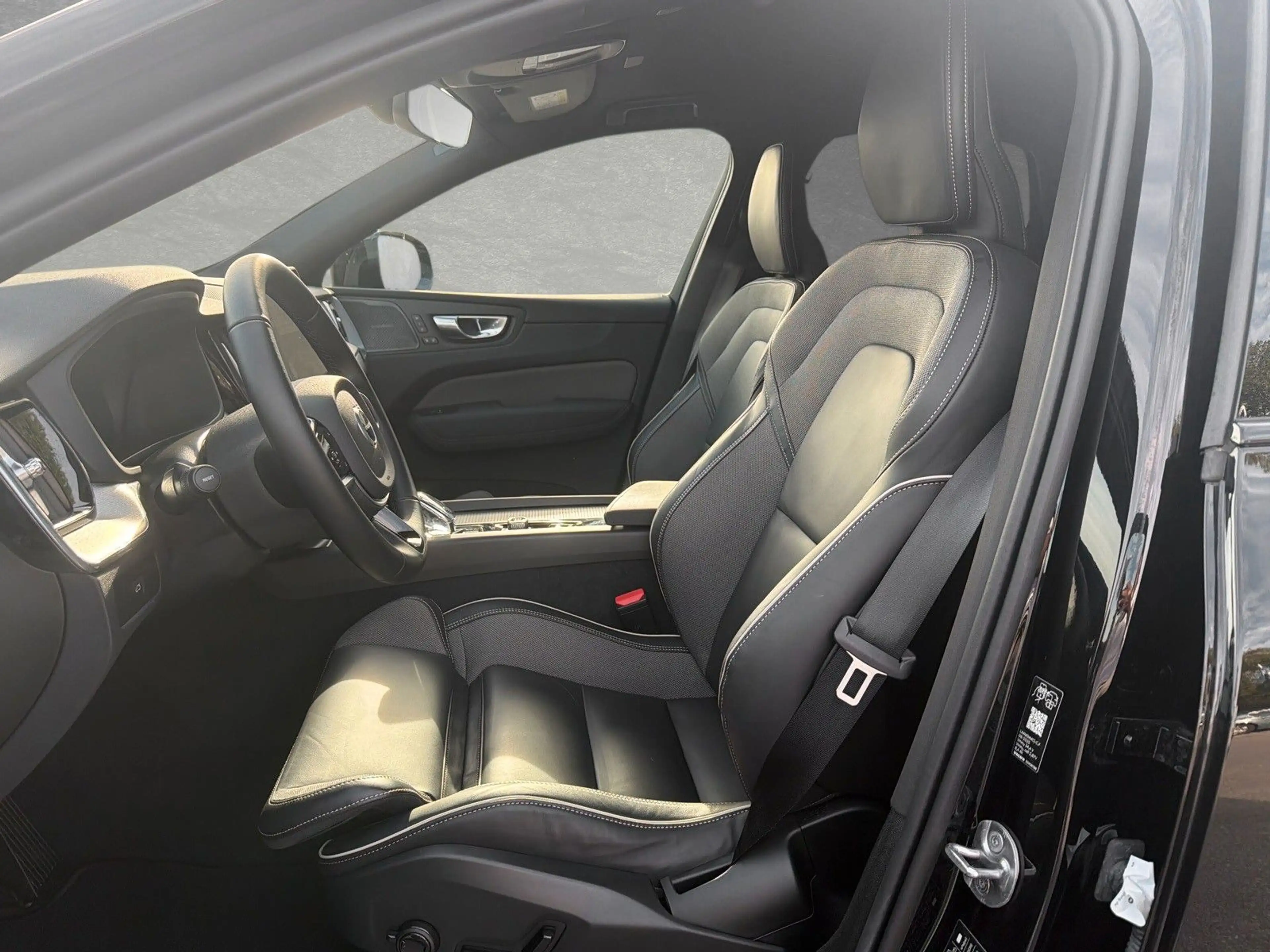Volvo XC60 B5 AWD Plus Black Edition ACC BLIS — photo 3