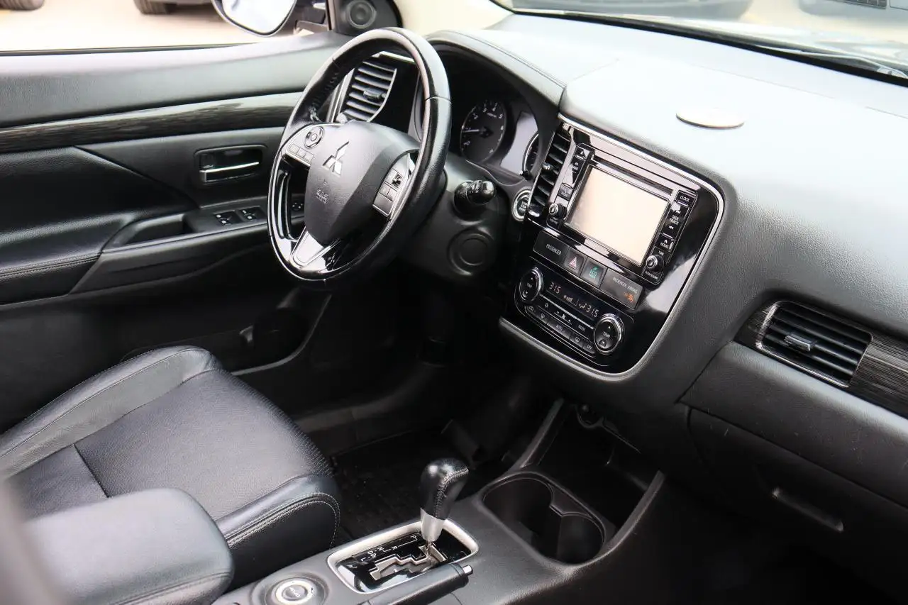 Mitsubishi Outlander снимка Mitsubishi Outlander