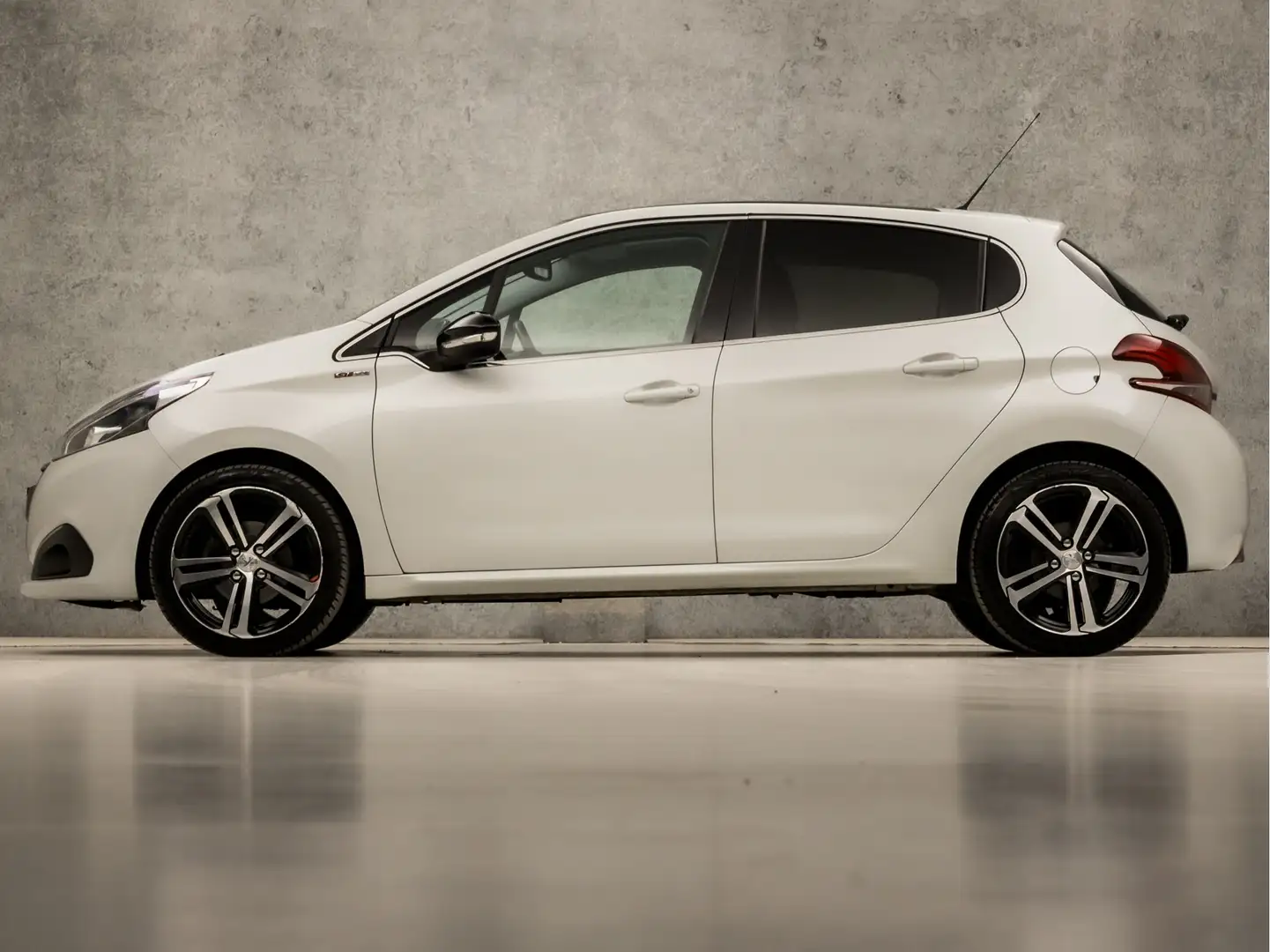Peugeot 208 1.2 PureTech GT Sport Automaat (PANORAMADAK, PAREL Wit - 2