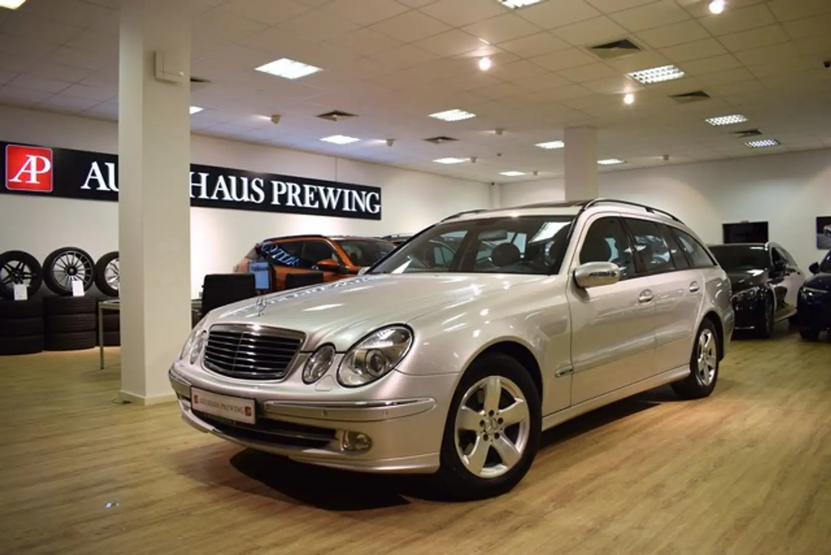 Mercedes-Benz E 320 T 4M COMAND/SITZBEL./AIRMA./7-SITZE/1.BESI Argento - 1