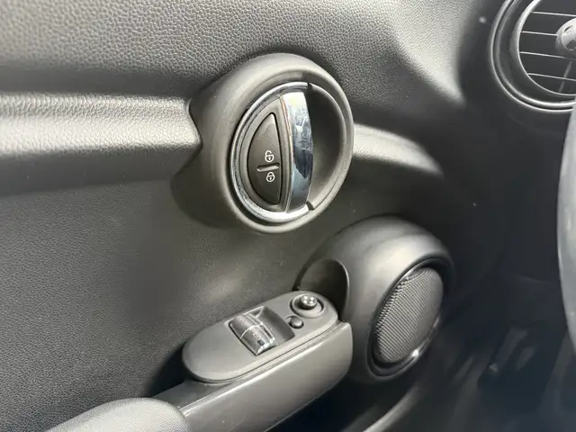 Mini Hatch view 14