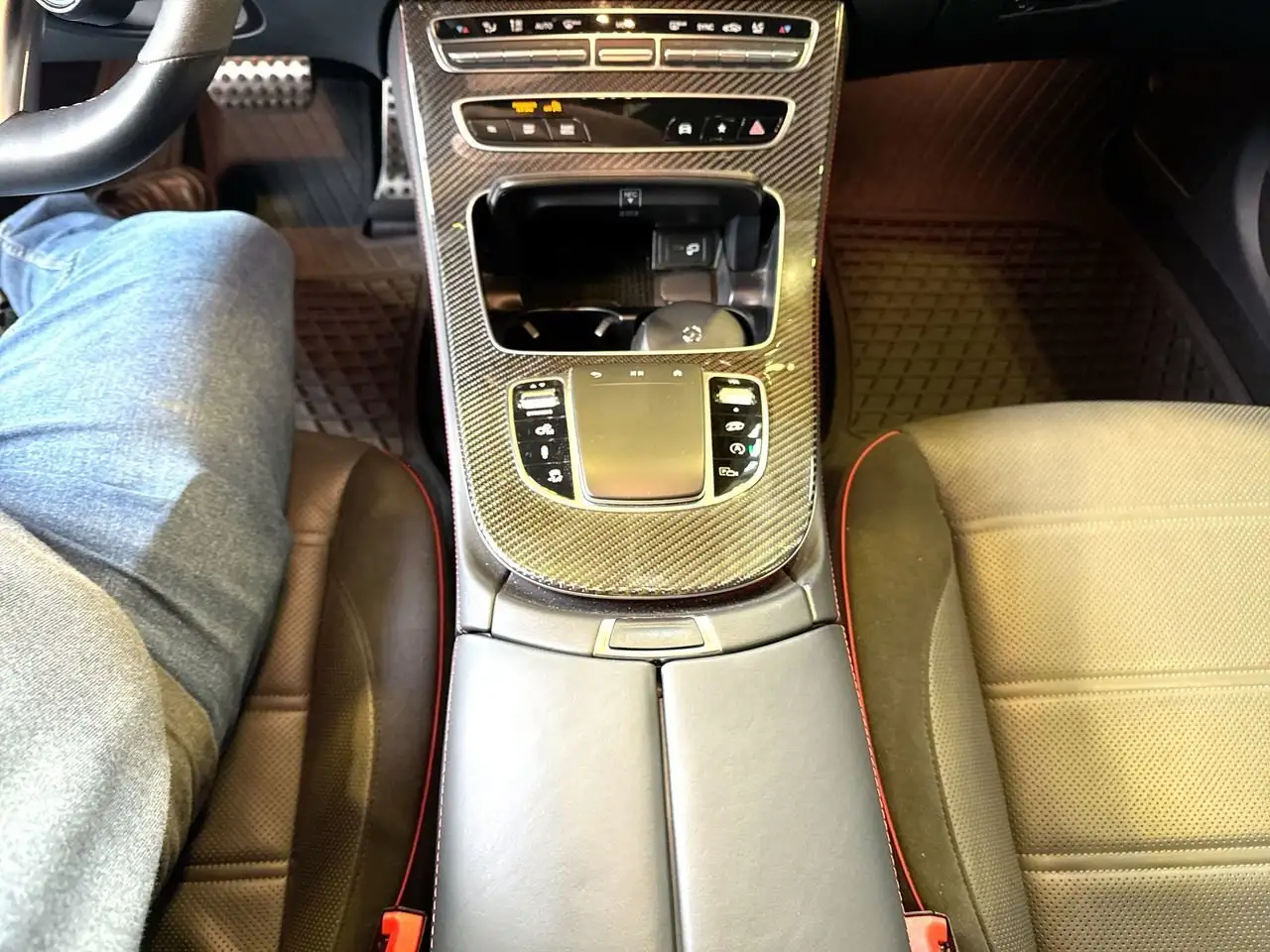 Mercedes-Benz E-Class снимка Mercedes-Benz E-Class