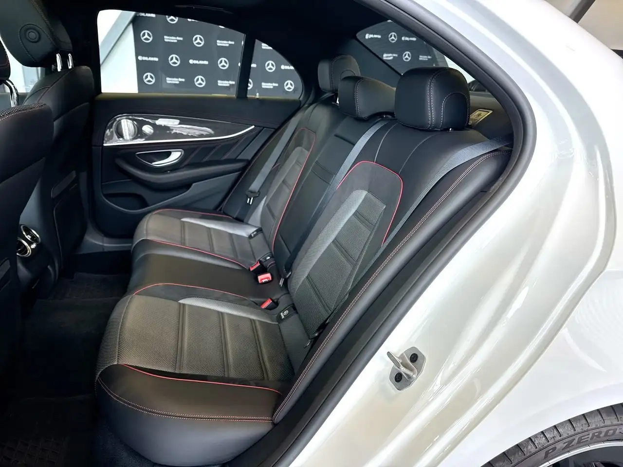 Mercedes-Benz E-Class снимка Mercedes-Benz E-Class