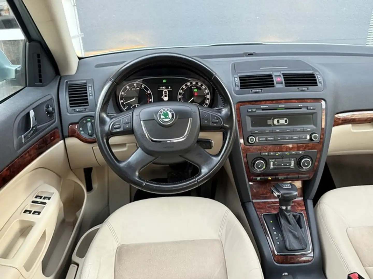 Skoda Octavia Automatik,Leder,PDC,Sitzheiz,AHK Elegance Grün - 2