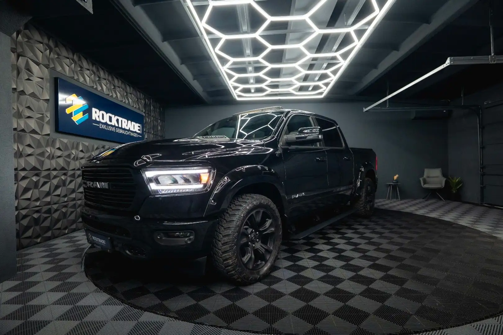 Dodge RAM 5.7 V8 HEMI 4x4 LARAMIE Offroad Night *Pano* Schwarz - 1