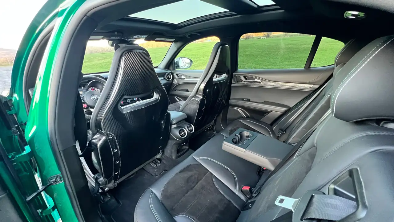 Alfa Romeo Stelvio снимка Alfa Romeo Stelvio